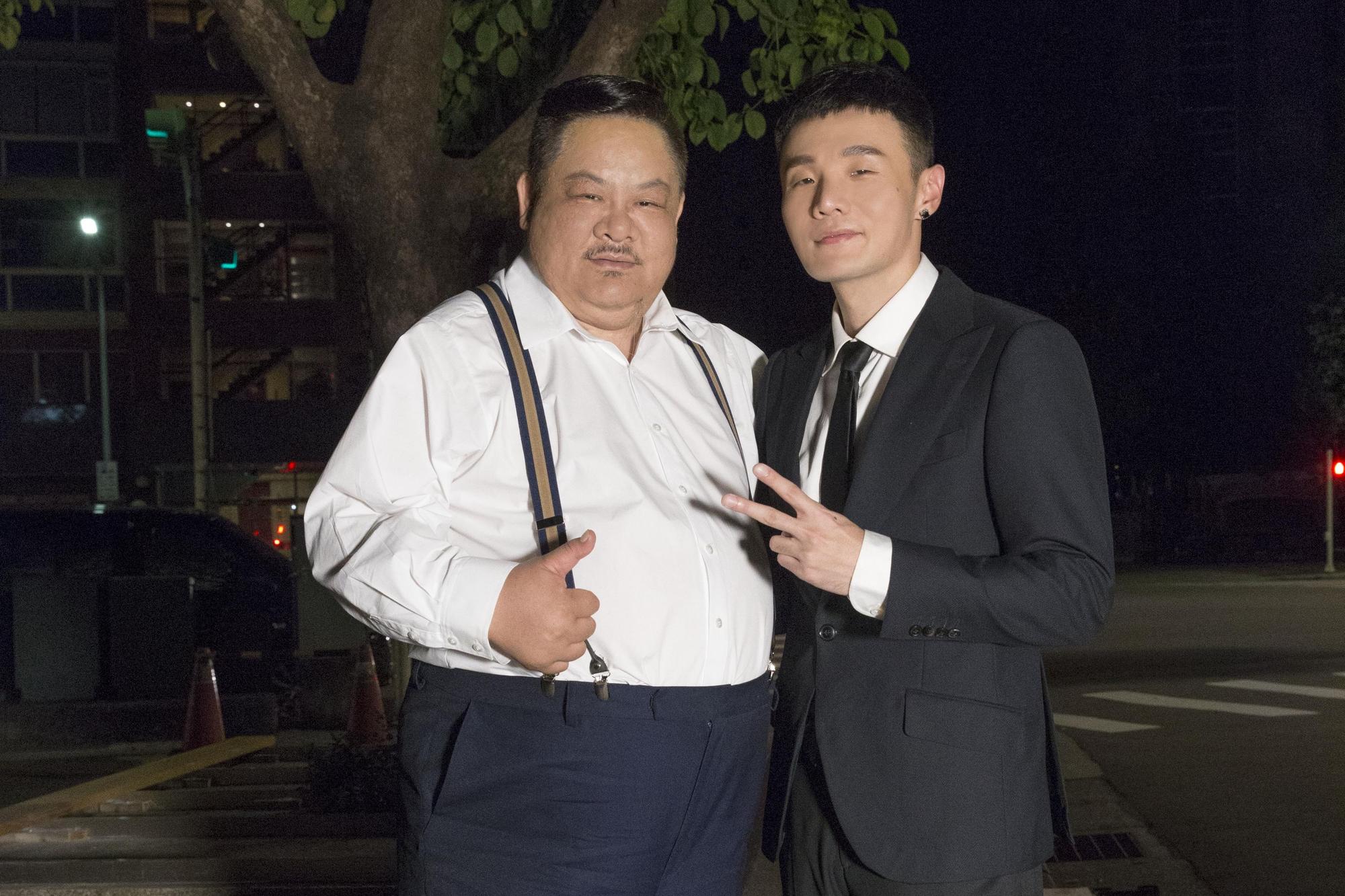 林雪坦言他30幾年螢幕生涯中初體驗,第一次哭戲送給李榮浩(右),李榮浩很感動。(華納提供)