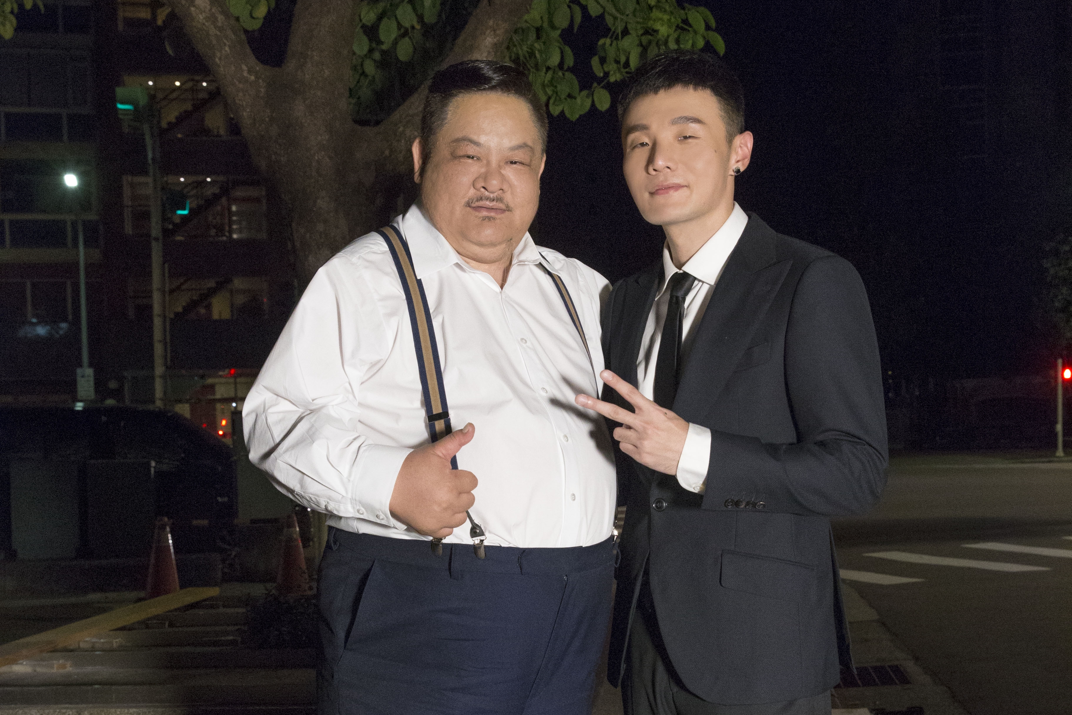 林雪坦言他30幾年螢幕生涯中初體驗，第一次哭戲送給李榮浩（右），李榮浩很感動。（華納提供）