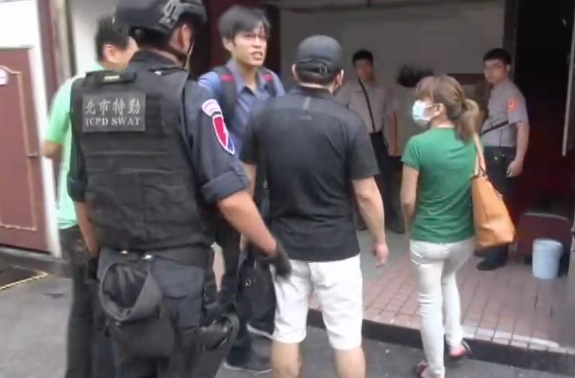 林姓犯嫌擁槍自重，市刑大偵五隊派出重兵搜索三重汽車旅館。（警方提供）