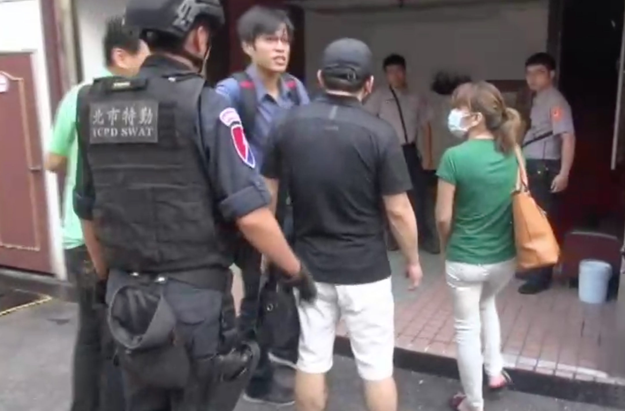 林姓犯嫌擁槍自重，市刑大偵五隊派出重兵搜索三重汽車旅館。（警方提供）