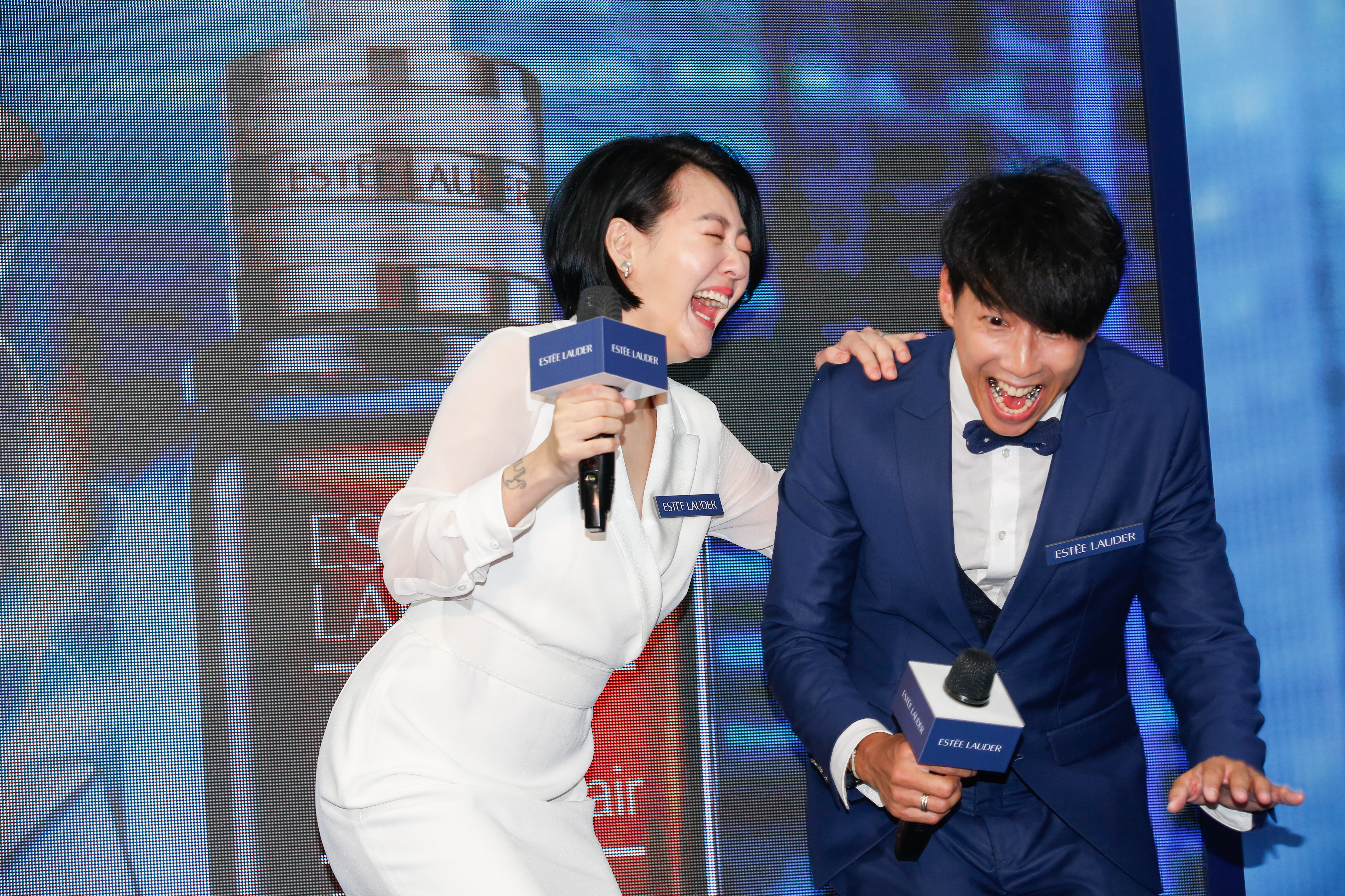 小S（左）出席品牌活動，言行舉止依舊浮誇。