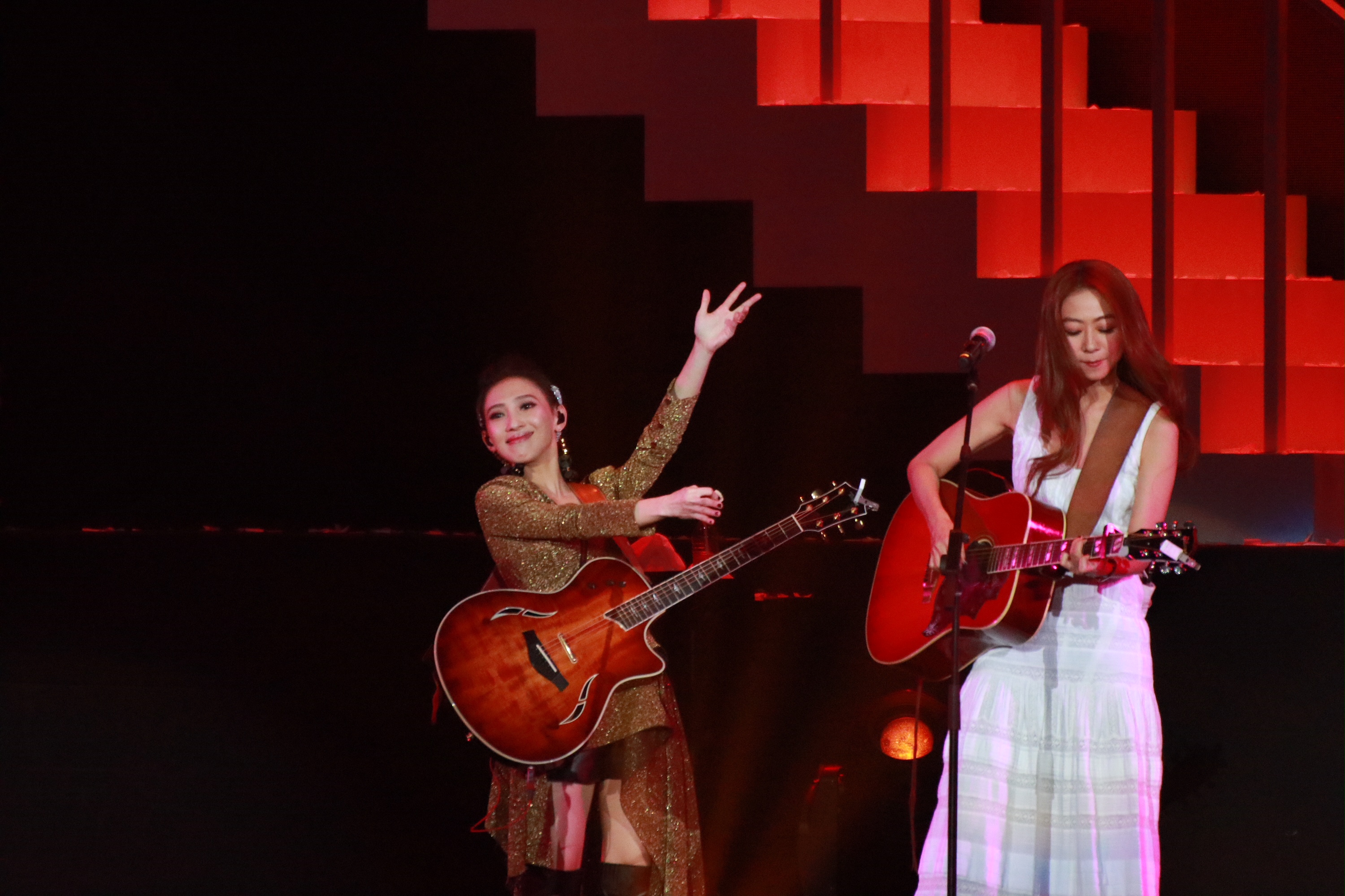 戴佩妮（左）和陳綺貞（右）合唱《讓我想一想》。（妮樂佛提供）