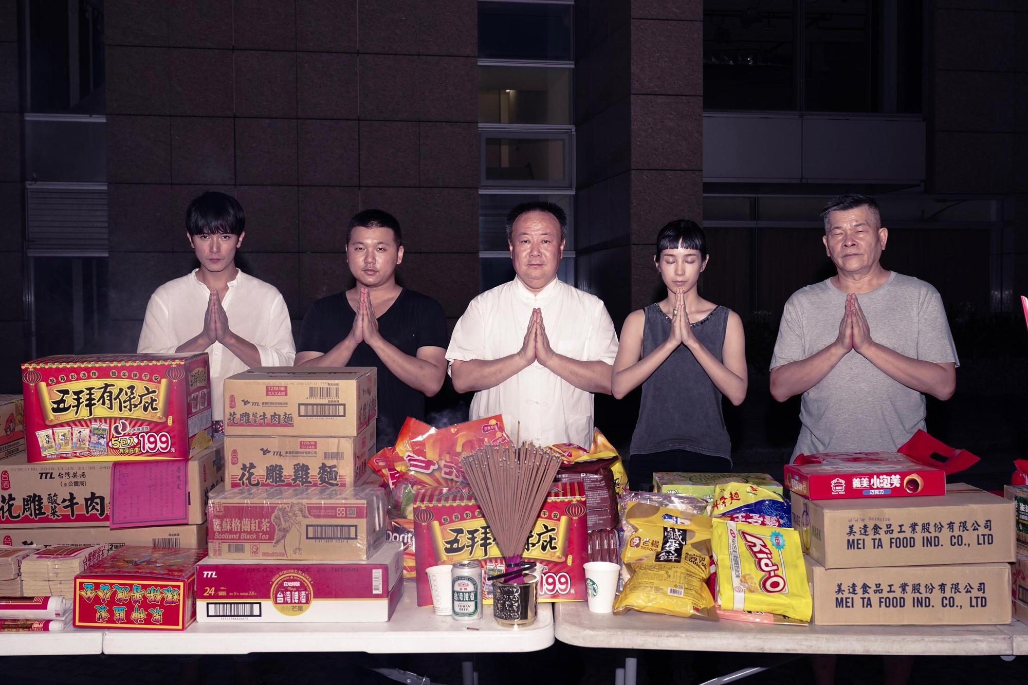 謝沅瑾老師帶著大批劇組祭拜好兄弟。（華文創提供）