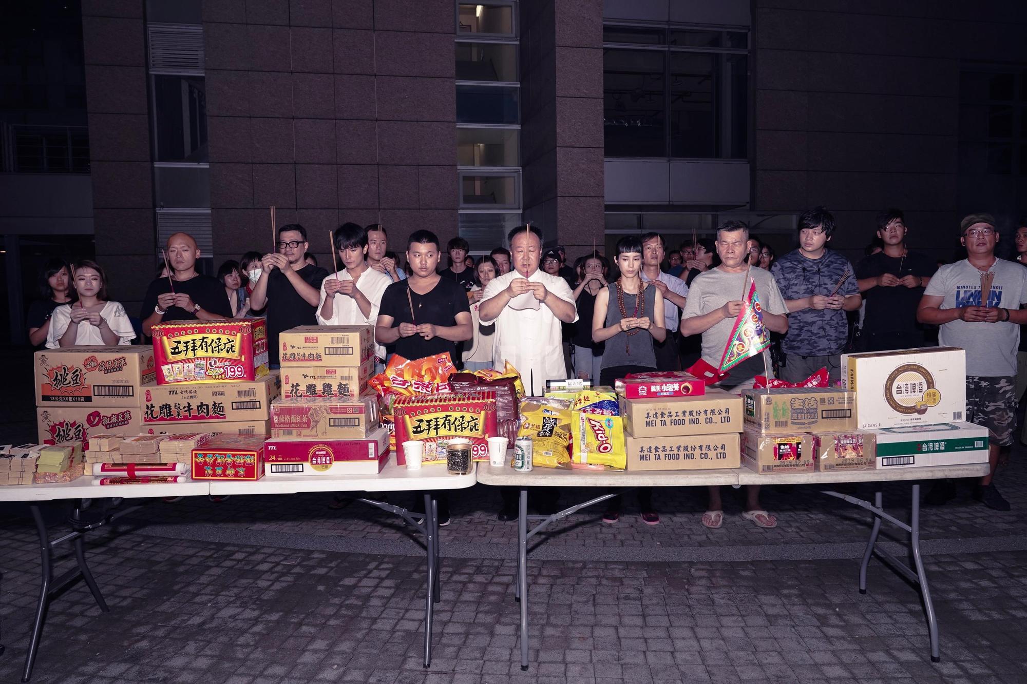《第九分局》題材靈異，鬼門開特別慎重準備祭拜儀式。（華文創提供）
