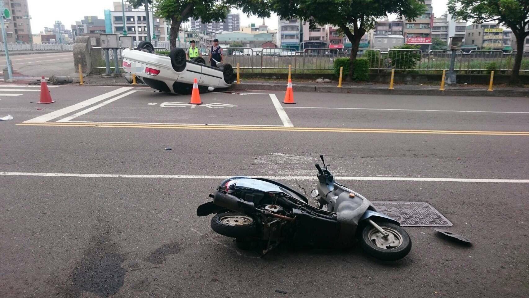 警方馳抵時見倒地的機車，以及撞翻的汽車，卻不見騎士與駕駛。（警方提供）