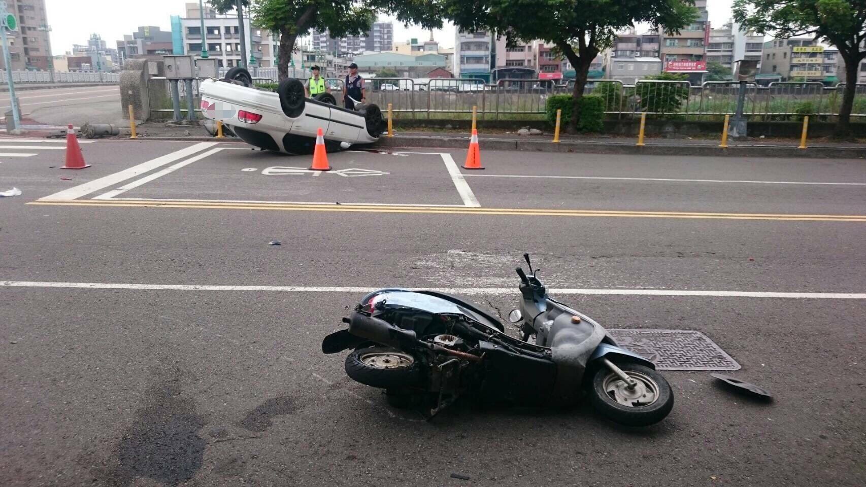 警方馳抵時見倒地的機車，以及撞翻的汽車，卻不見騎士與駕駛。（警方提供）