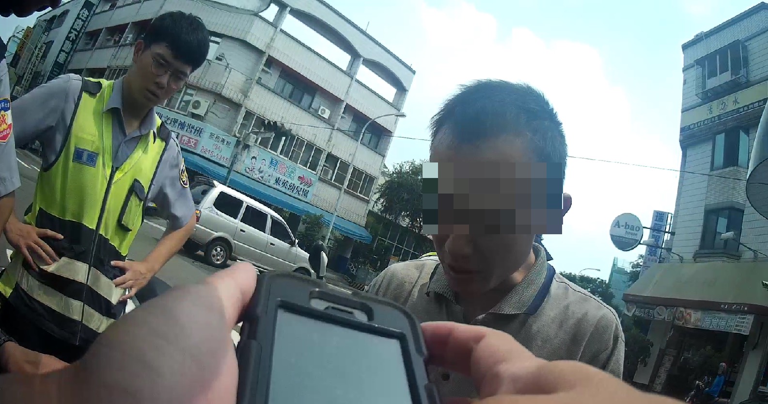 員警於早餐店找到王男，他假冒哥哥身分被識破。（警方提供）