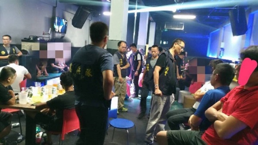 大批舞客被帶回警局驗尿。（警方提供）