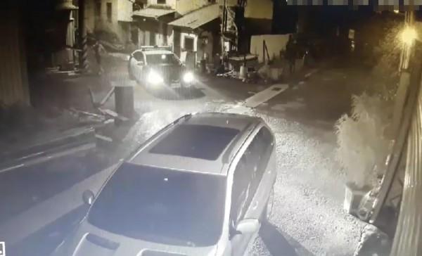 台中大里西湖路一家鐵工廠,昨晚傳出槍擊案,警方獲報緊急到場偵辦。(警方提供)