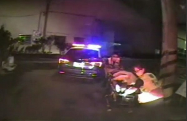 台中大里西湖路一家鐵工廠，昨晚傳出槍擊案，一名洪姓男子頸部中彈卡在胸腔、意識模糊，消防人員緊急送醫急救。（警方提供）