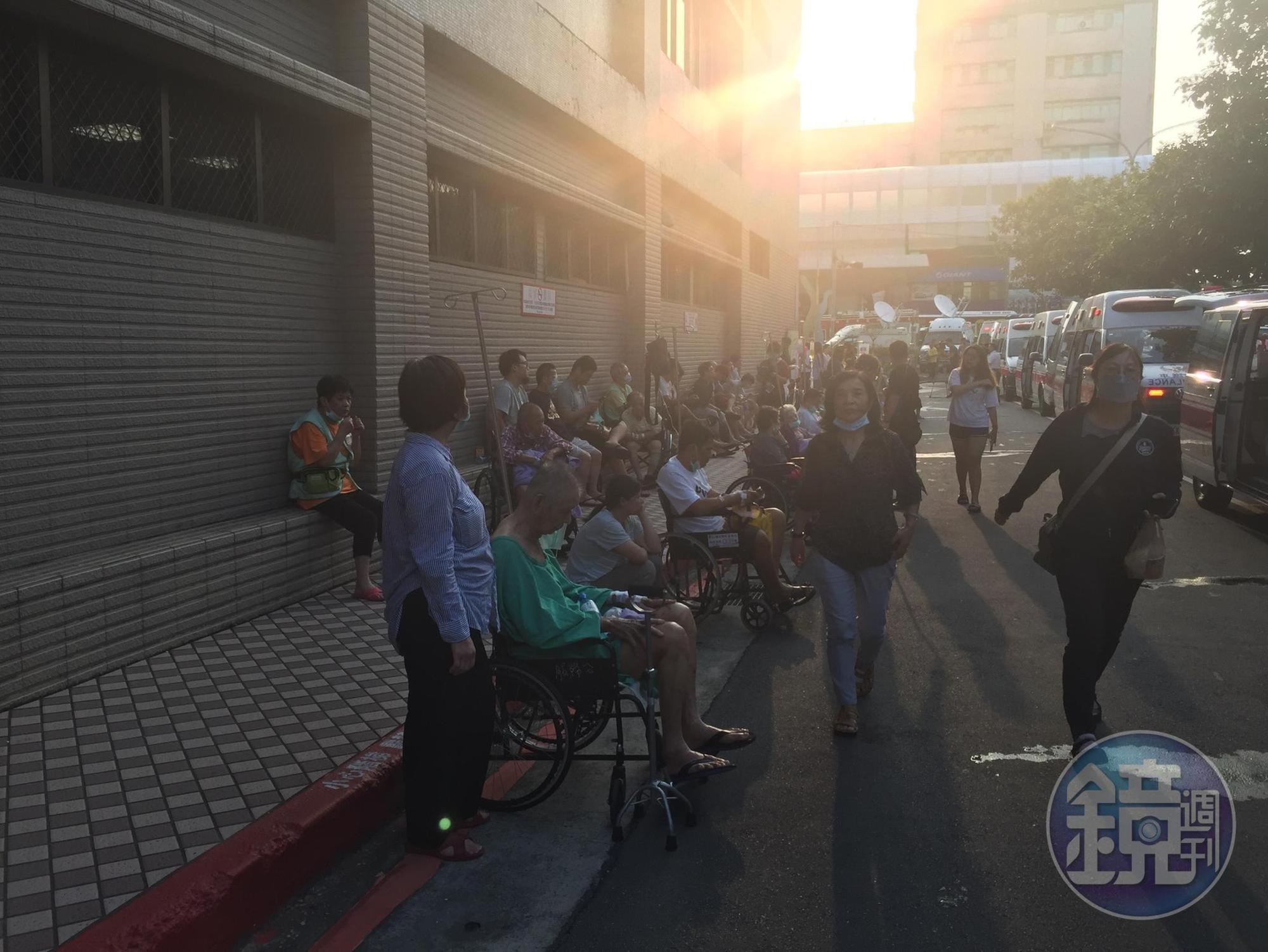 衛福部台北醫院發生上午4點多發生火災後,院方將民眾快速疏散路旁,不少民眾到心有餘悸。