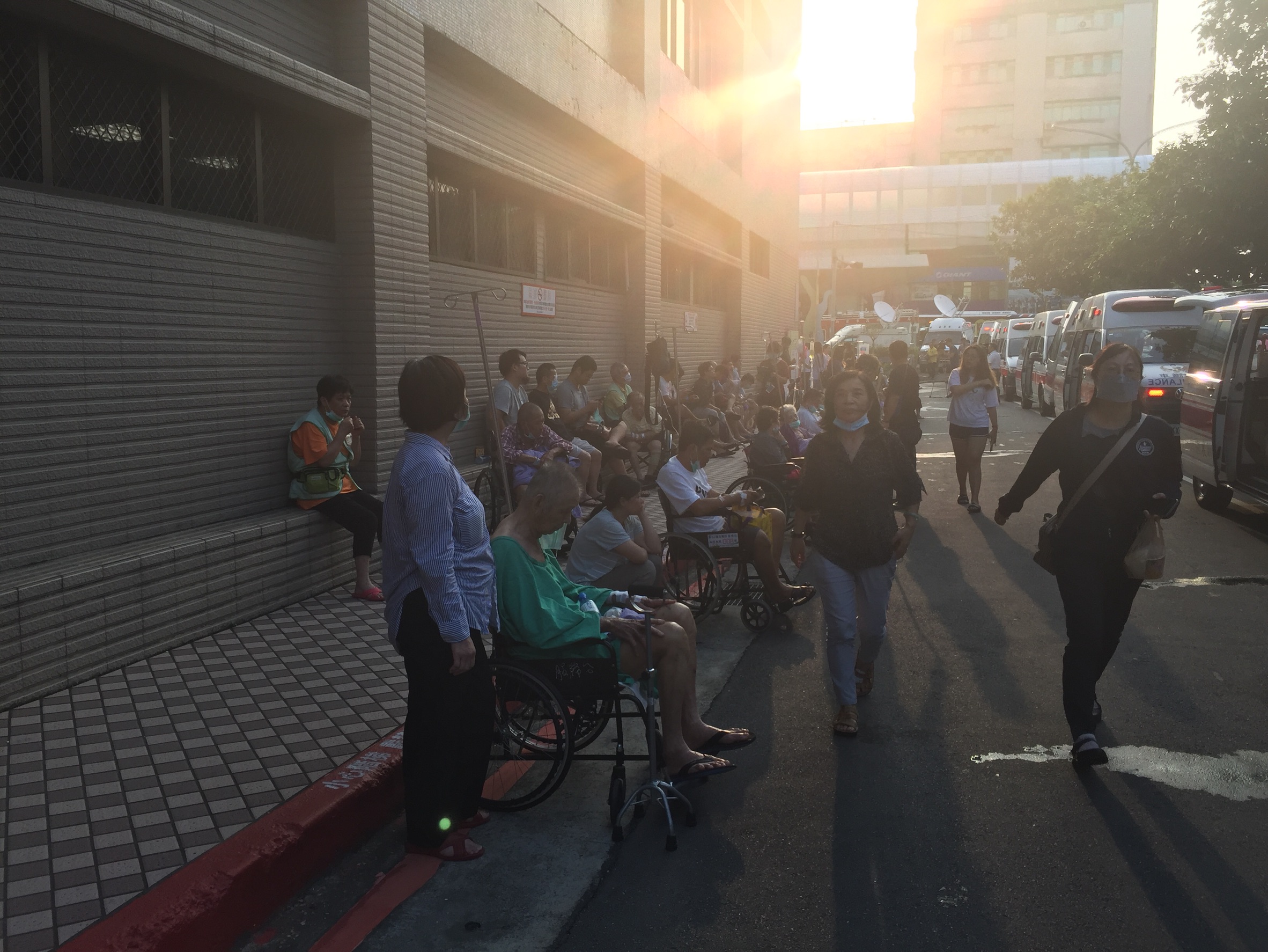 衛福部台北醫院發生上午4點多發生火災後，院方將民眾快速疏散路旁，不少民眾到心有餘悸。