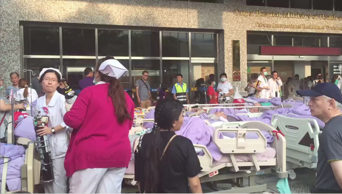 新莊衛福部台北醫院今（13日）凌晨發生火警，造成9死10重傷6輕傷，圖為院方將民眾疏散至現場一樓。