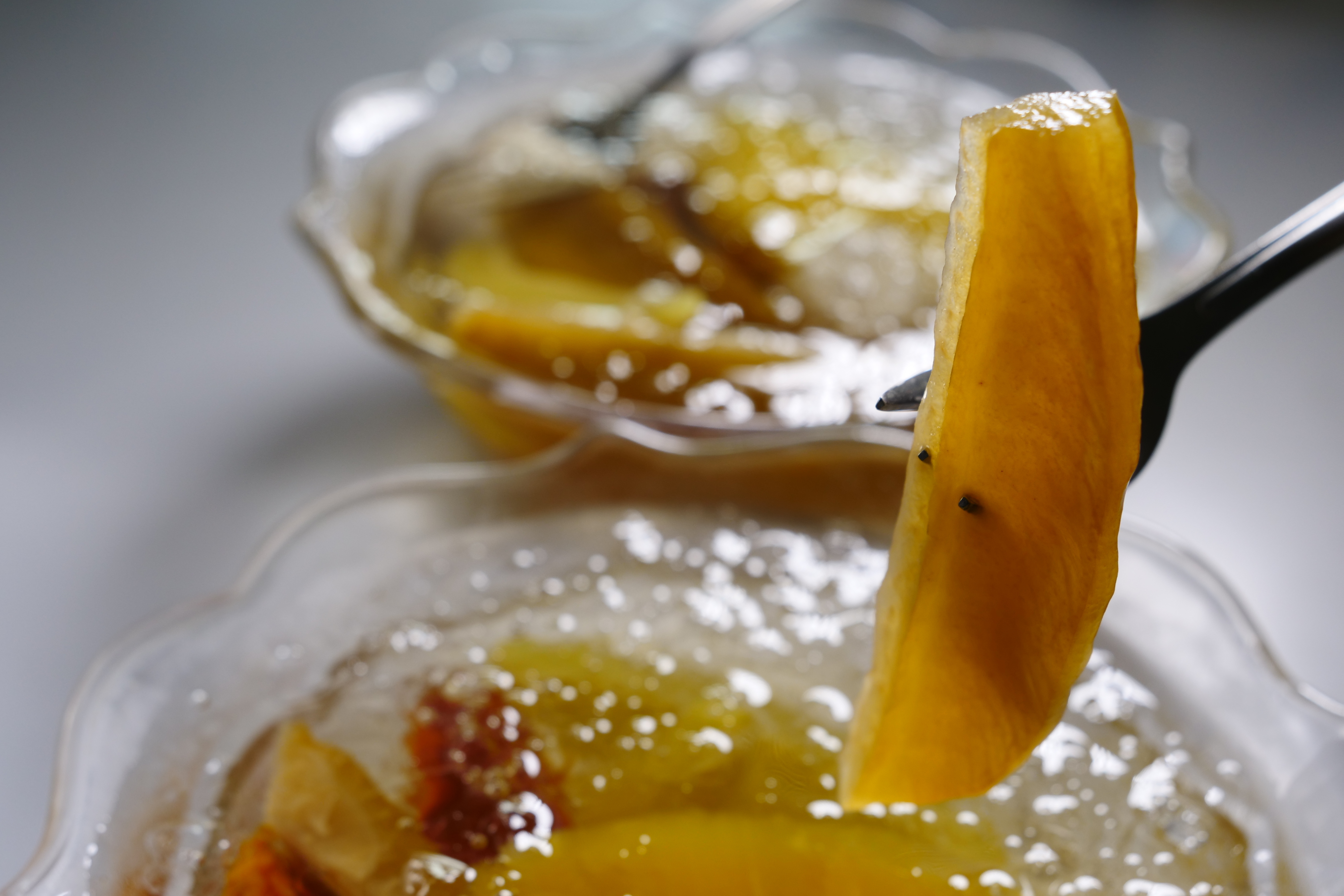 結合蜜漬楊桃、情人果、李鹹和鳳梨的古早味綜合冰，是台南消暑盛品。