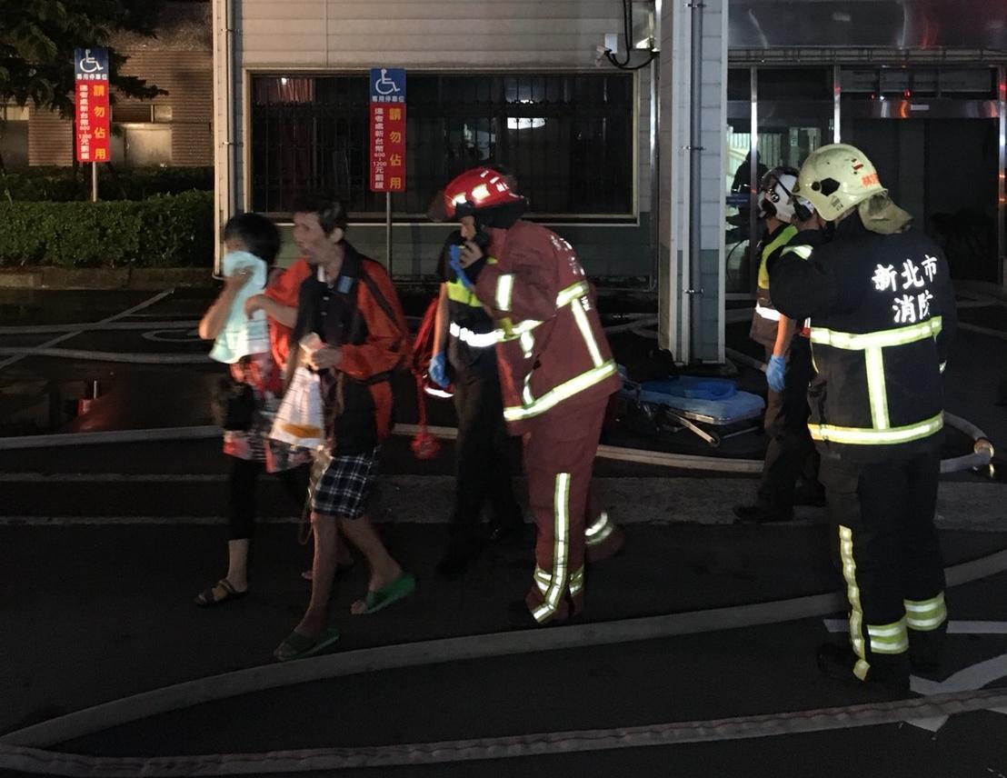 新莊區的衛福部台北醫院凌晨傳火警，火勢一發不可收拾。（消防局提供）