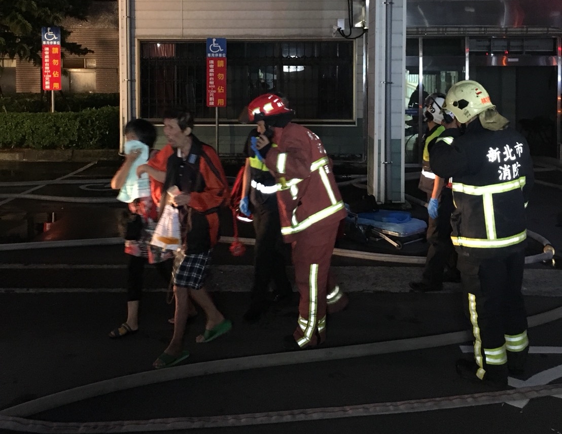 新莊區的衛福部台北醫院凌晨傳火警，火勢一發不可收拾。（消防局提供）