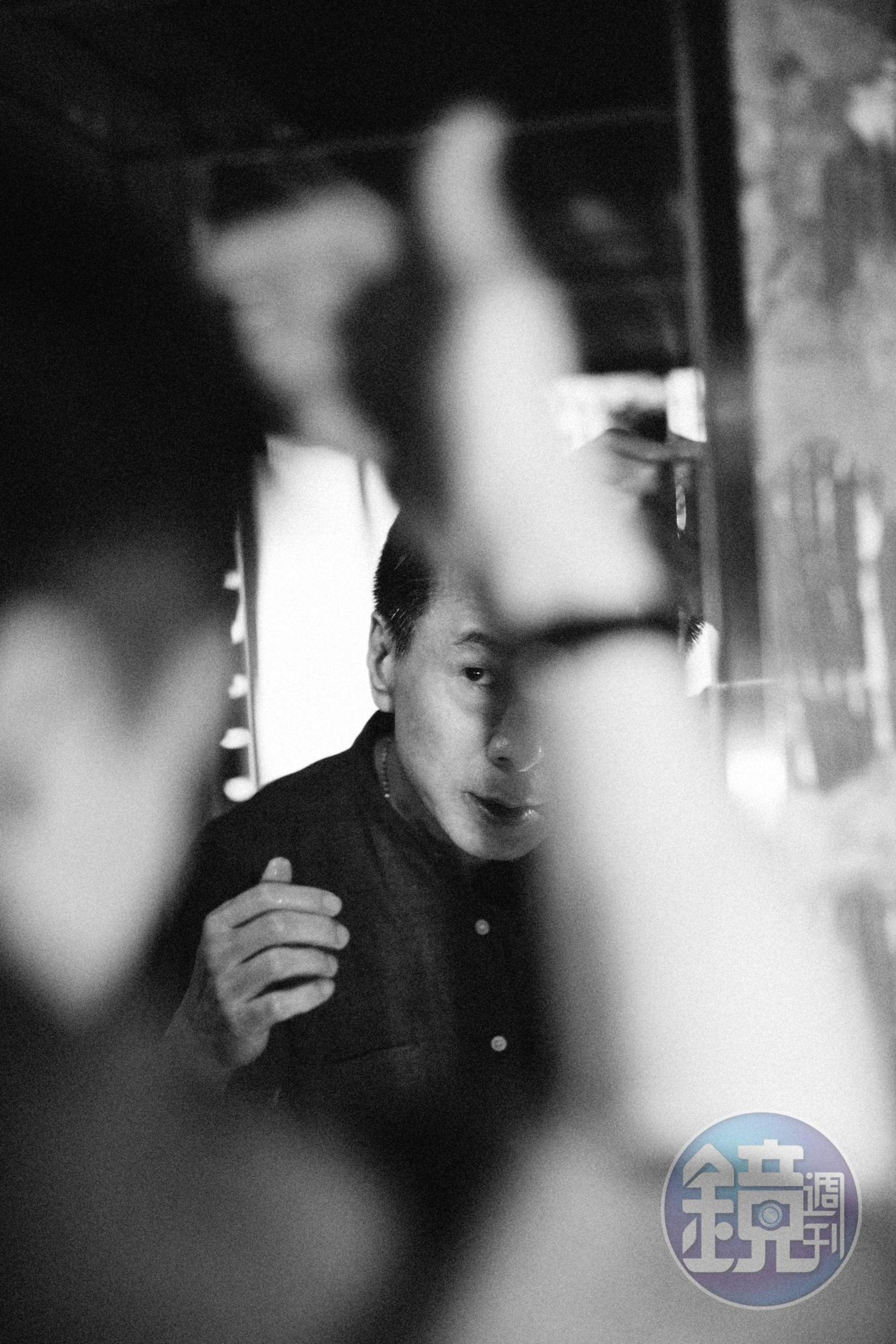 對於生命，李天柱有個理論是有如開車，「你不能老是在看後照鏡，你要看前面，你一直看後照鏡就會有危險，你還是要看前面的路是什麼，忘記背後、努力面前，朝著標竿跑。」 