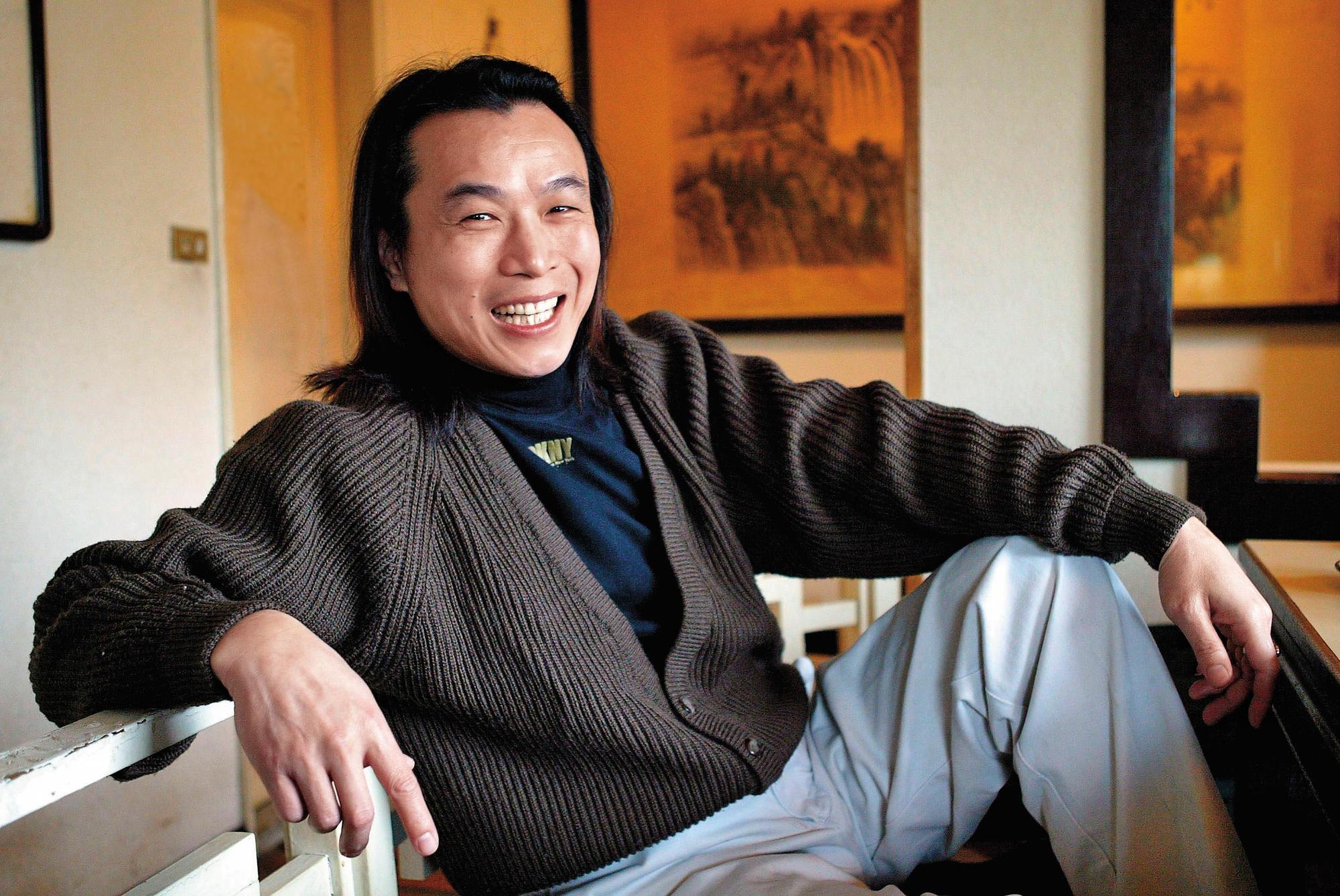 2004年拍攝電視劇《中華英雄》，李天柱難得以長髮即肩的造型亮相。（東方IC）