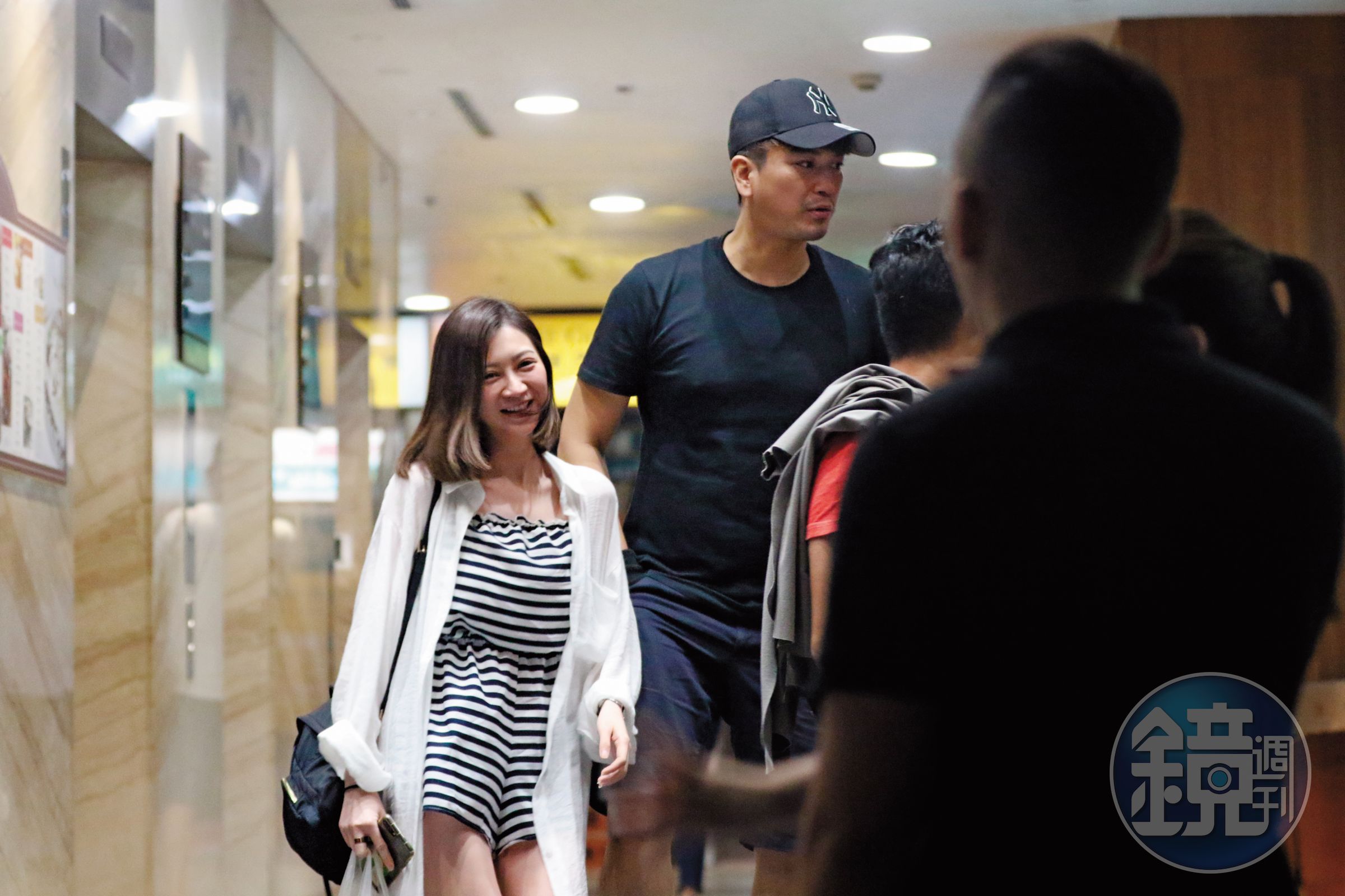 7/30 23：18 最近忙拍8點檔的潘逸安，仍抓緊空檔和新歡約會，小女友身材嬌小，且神似曾莞婷。