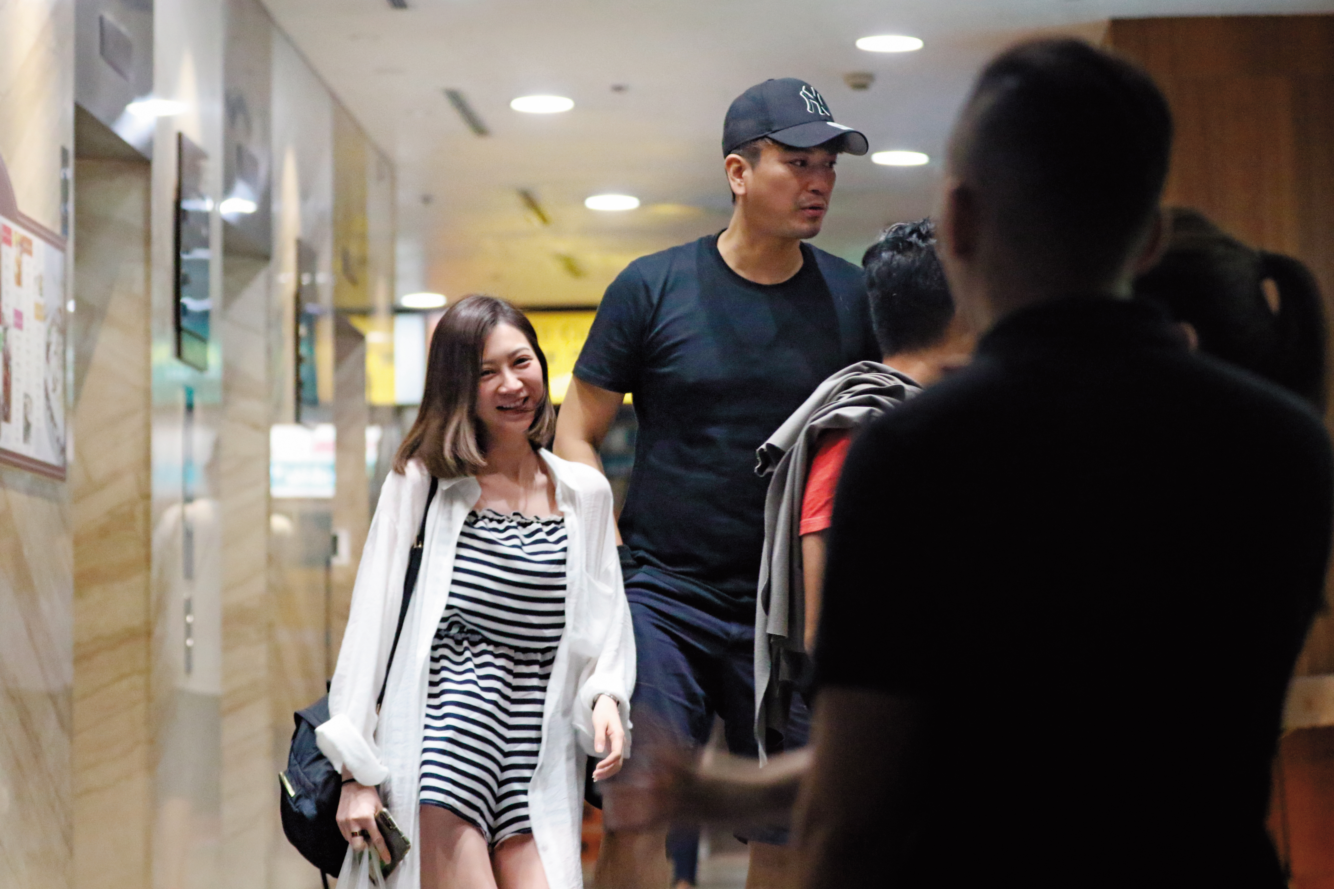 7/30 23：18 最近忙拍8點檔的潘逸安，仍抓緊空檔和新歡約會，小女友身材嬌小，且神似曾莞婷。