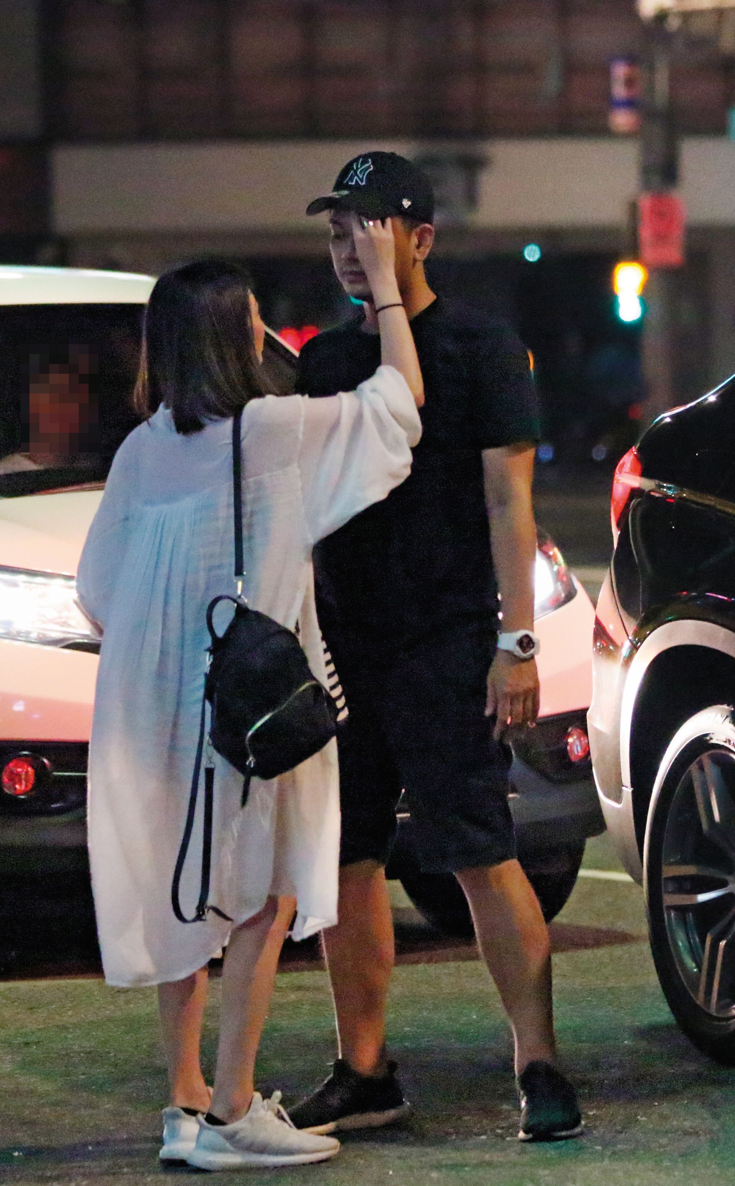 7/31 01：49 潘逸安和女友在路邊卿卿我我，站得直挺挺讓女友幫他擦汗，相當濃情蜜意。