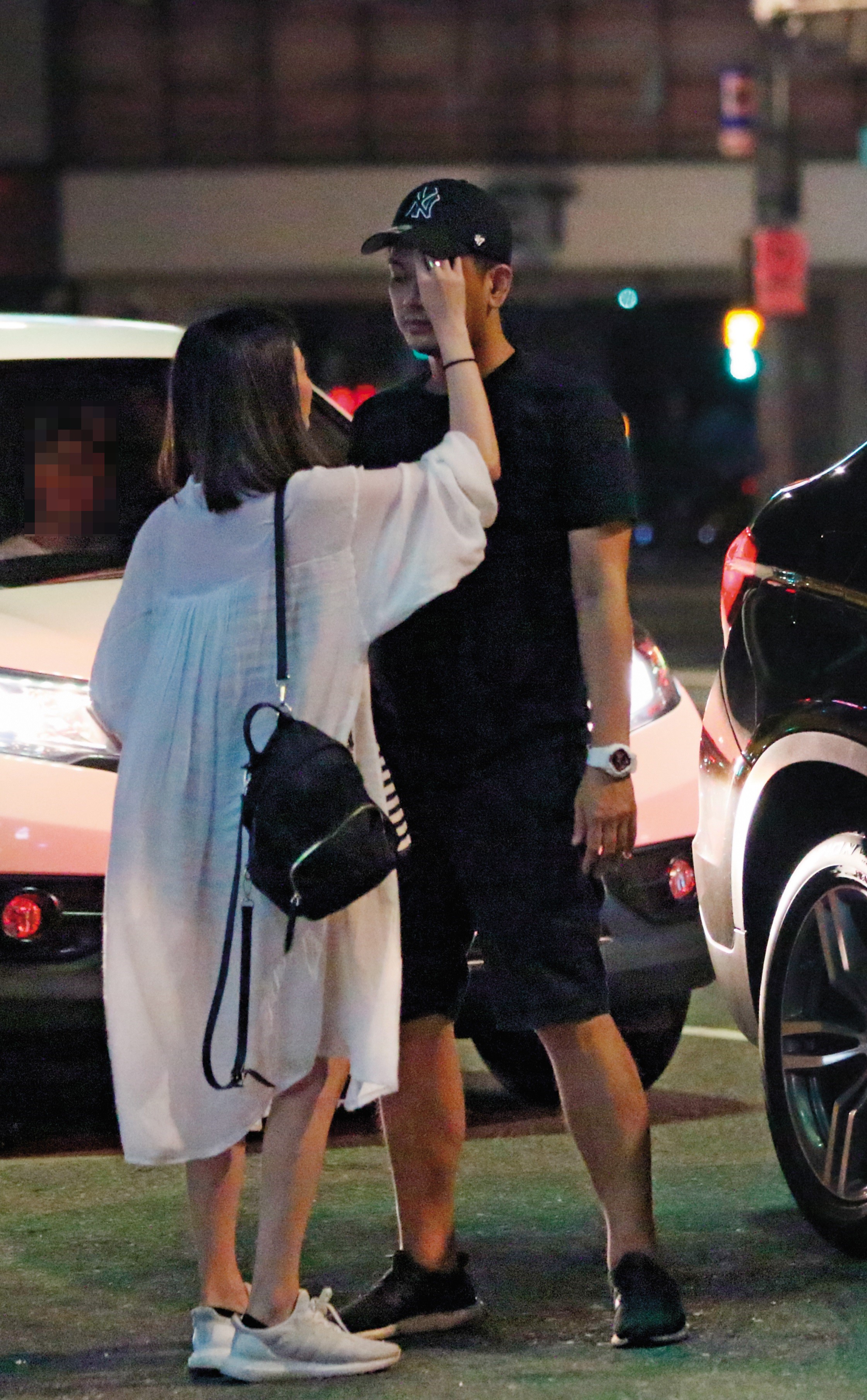 7/31 01：49 潘逸安和女友在路邊卿卿我我，站得直挺挺讓女友幫他擦汗，相當濃情蜜意。