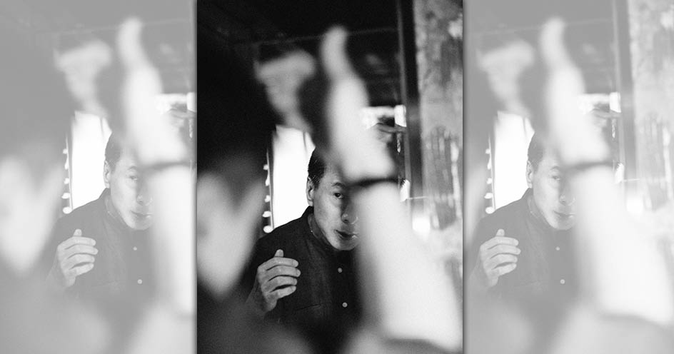 對於生命，李天柱有個理論是有如開車，「你不能老是在看後照鏡，你要看前面，你一直看後照鏡就會有危險，你還是要看前面的路是什麼，忘記背後、努力面前，朝著標竿跑。」 