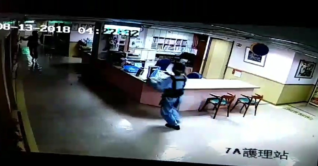 衛福部台北醫院凌晨發生火警，從７樓安寧病房延燒，本刊調查，發生火警時，院方誤以為已向消防局報案，而疑似延誤通報。圖為案發7樓的監視畫面。（新北市消防局提供）