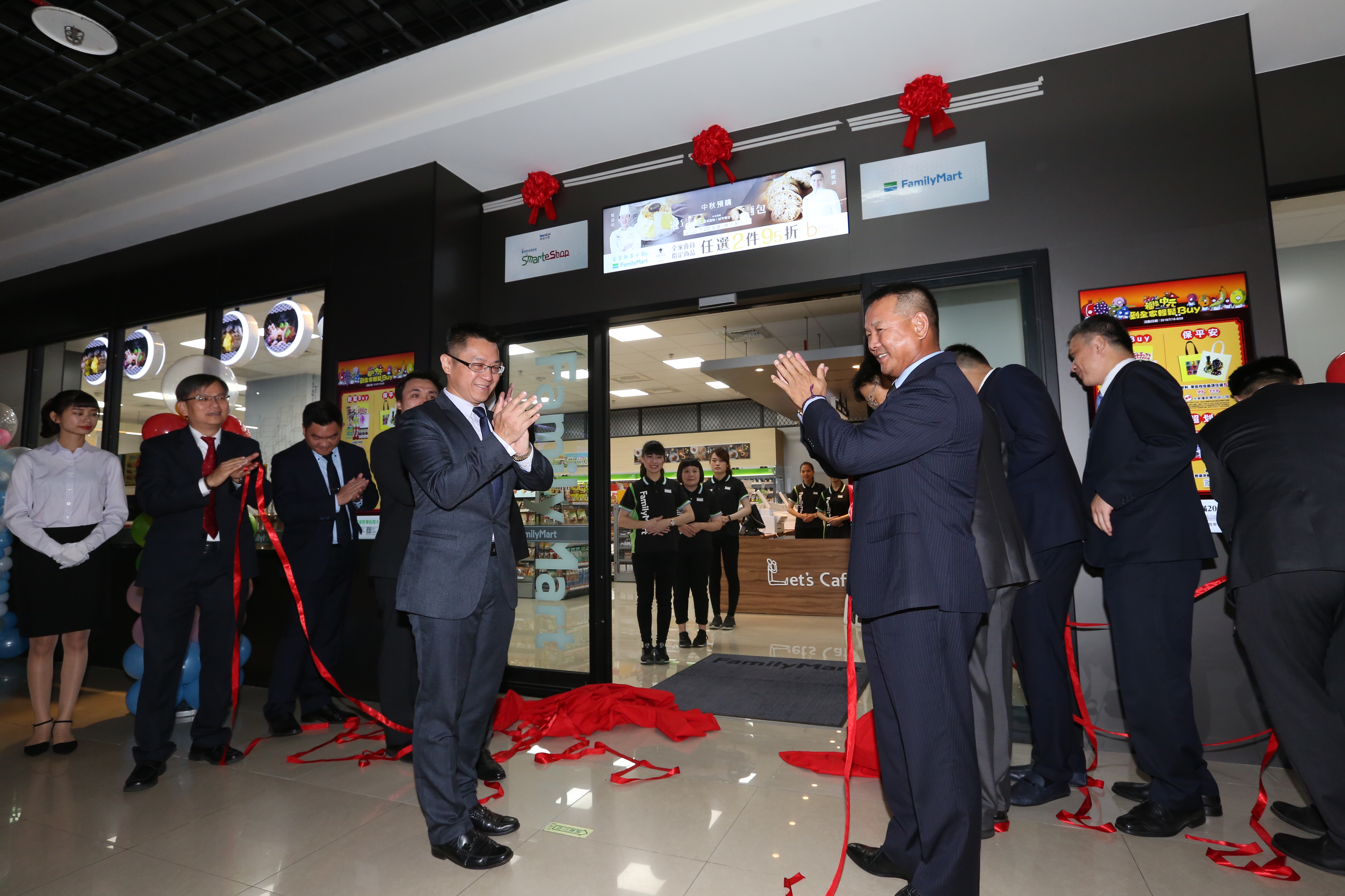 全家、群創在台南開出智能店，並在13日舉行揭幕儀式。