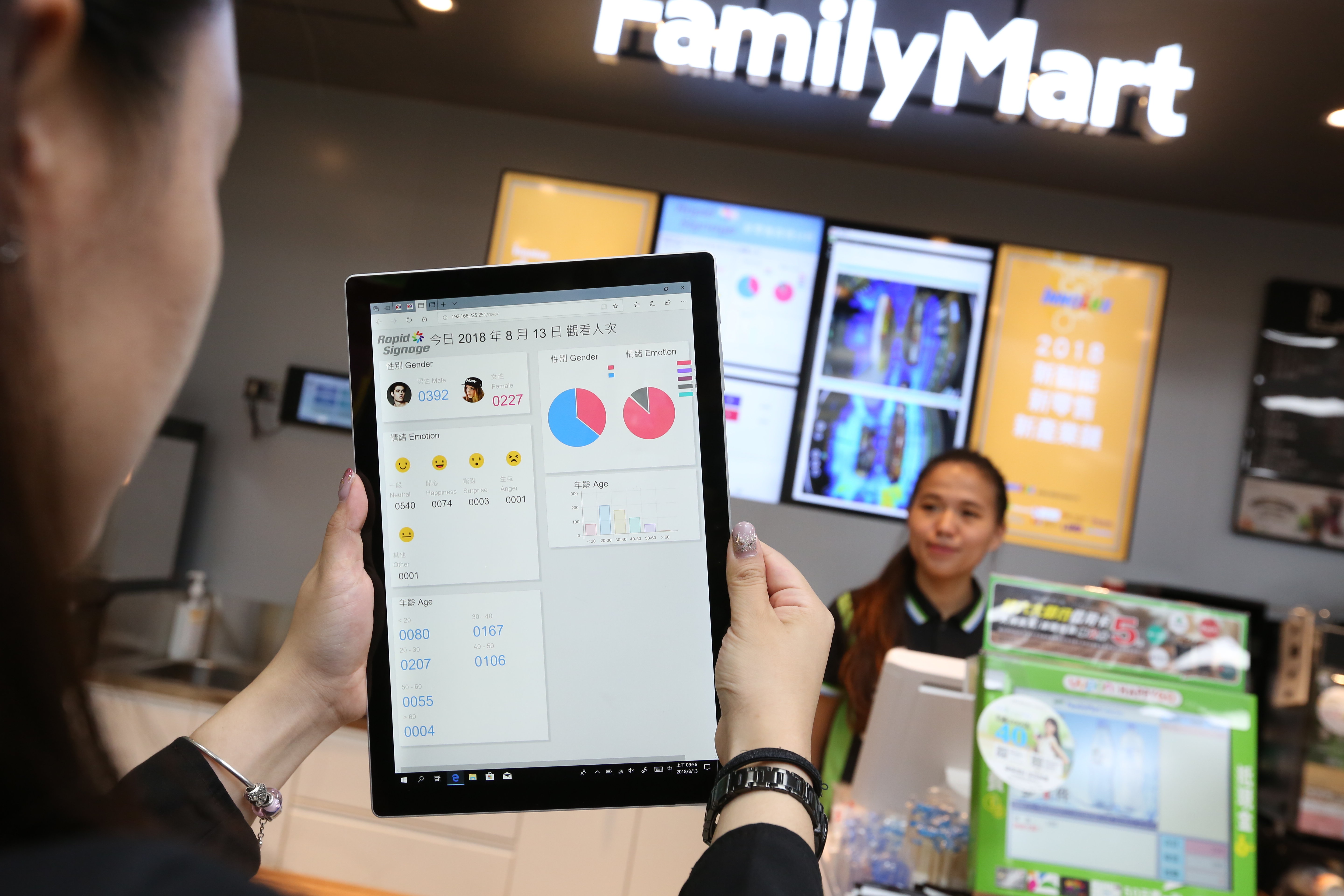 群創在全家的智能店裡，也將自家的面板技術運用其中。