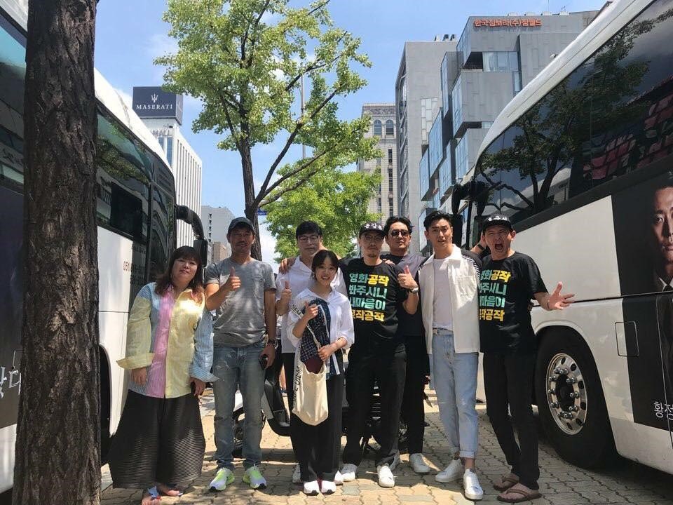 《與神同行:最終審判》《北風》2部電影演員勤跑戲院舞台問候場,2組人馬在街頭相遇,互相留影為對方加油打氣。(翻攝自LOTTE臉書粉絲團)