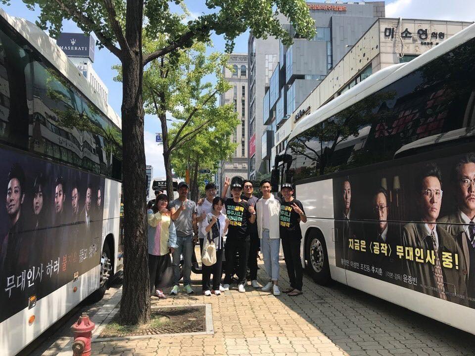 LOTTE娛樂、CJ娛樂分別上傳《與神同行：最終審判》《北風》大合照，展現為彼此拉抬宣傳的氣度。（翻攝自CJ娛樂臉書粉絲團）