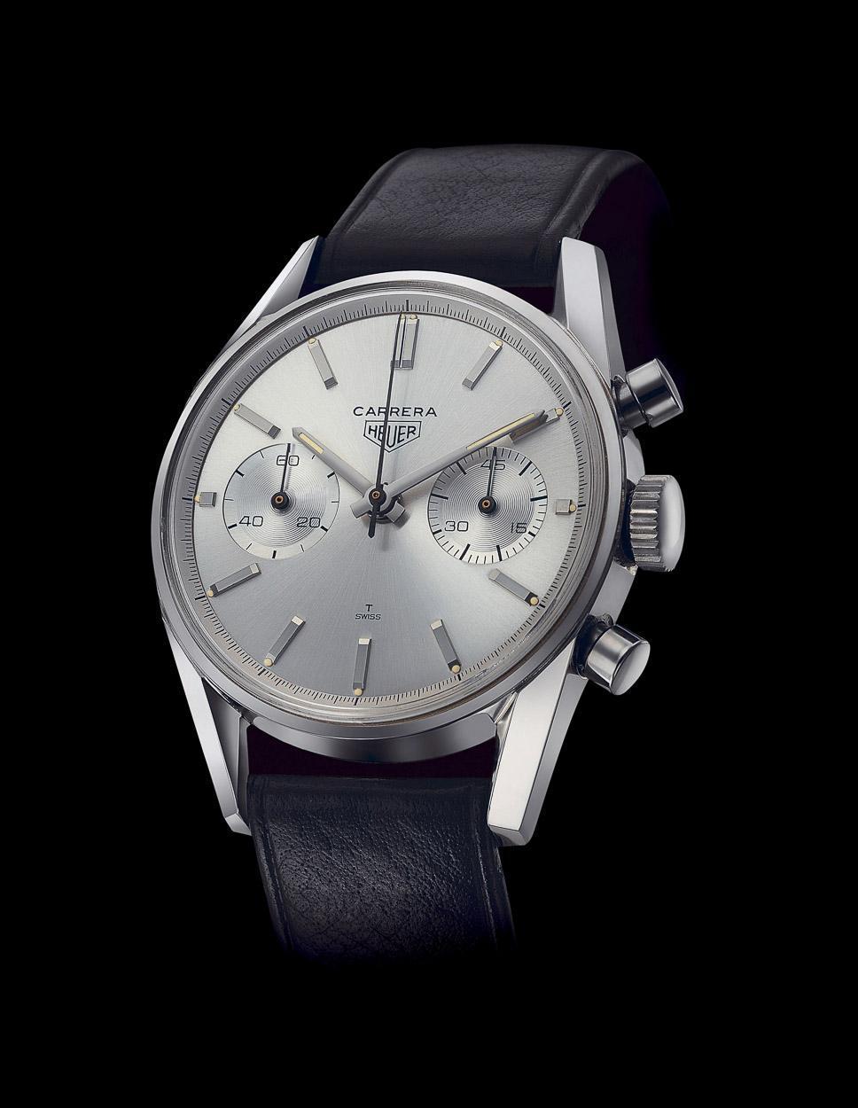 這款手錶就是HEUER Carrera系列1963年的原始錶款，開闊簡潔易讀的面盤是其最大特色，也開創了現代計時碼錶的風潮。線條銳利的錶耳設計可以與現代錶款看出其一脈相傳的意義。