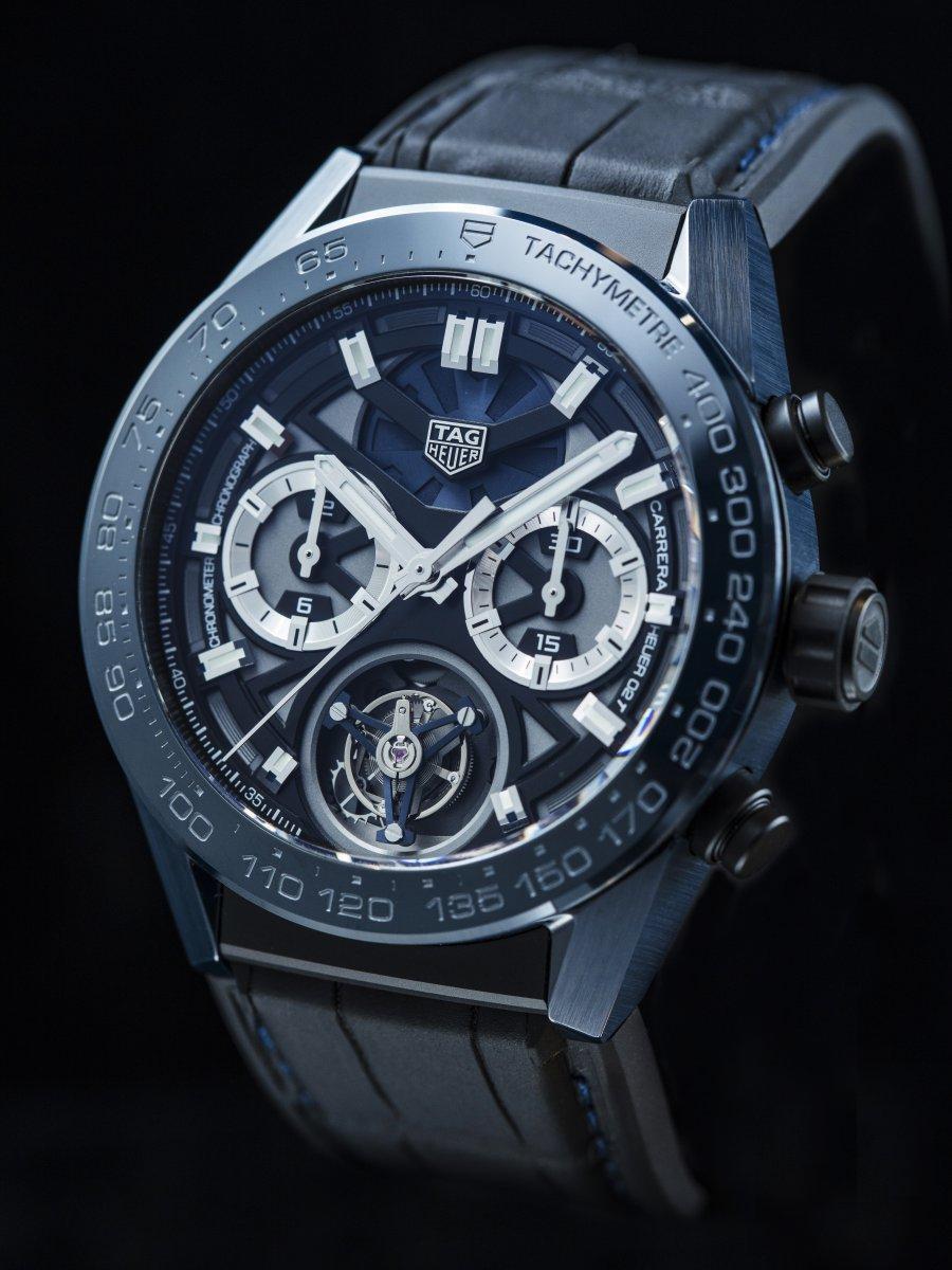 這款手錶是豪雅2018年最新Carrera Heuer-02T陀飛輪的特殊版本，獲得法國貝桑松天文台 Tête de Vipère高精準度認證，並採用藍色陶瓷打造錶殼與錶圈。定價約NT$669,700