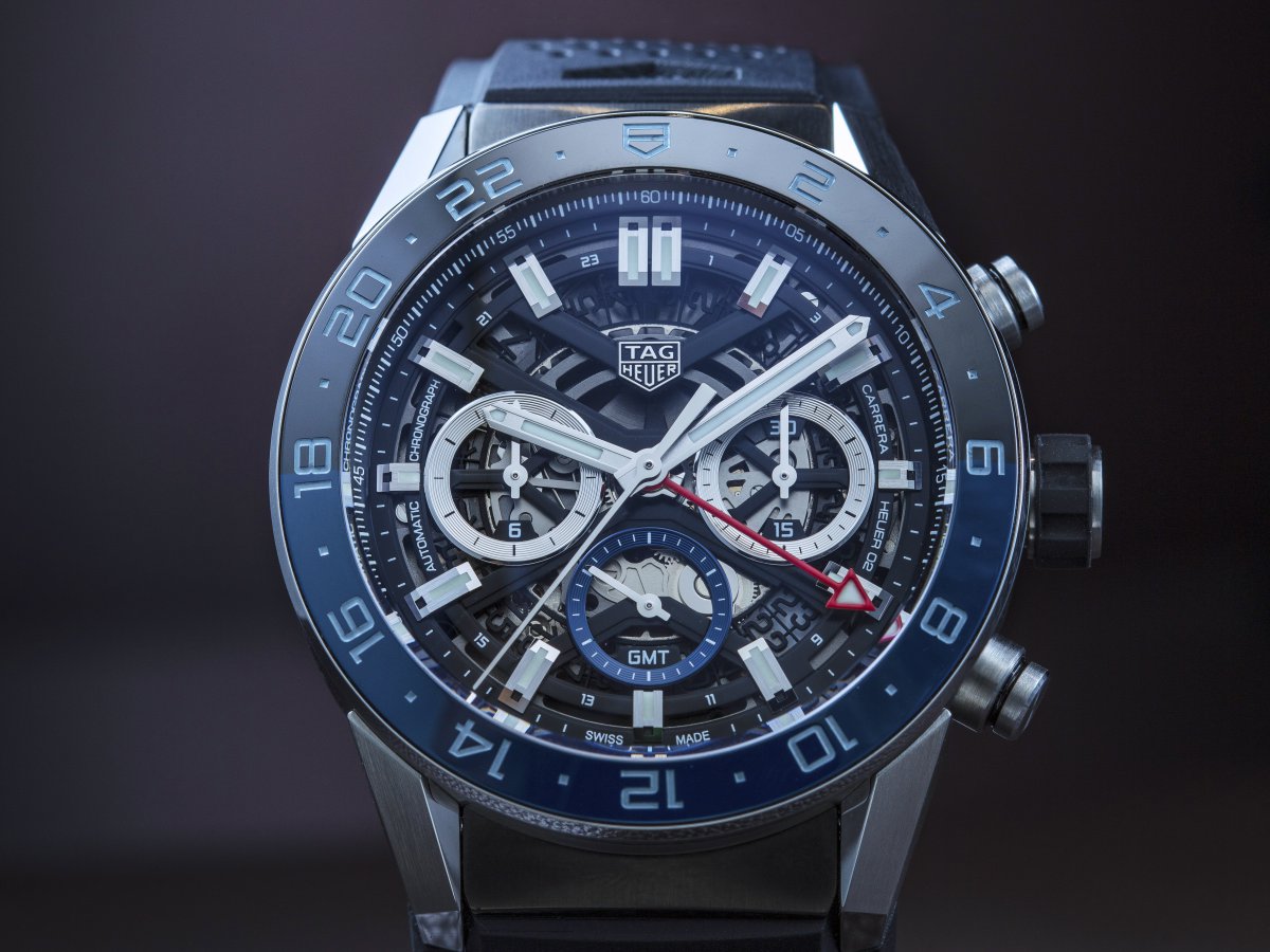 豪雅今年慶祝經典Carrera系列誕生55週年，這只GMT腕錶搭載全新Heuer-02 GMT機芯，是以Heuer-02計時機芯為基礎增加模組而來，也是豪雅首度在自製機芯上增加此功能。用來對應GMT指示的錶圈為陶瓷材質，分別以藍色與黑色來分辨晝夜；開放式面盤上則以紅色指針來指示兩地時間。定價約NT$198,500。