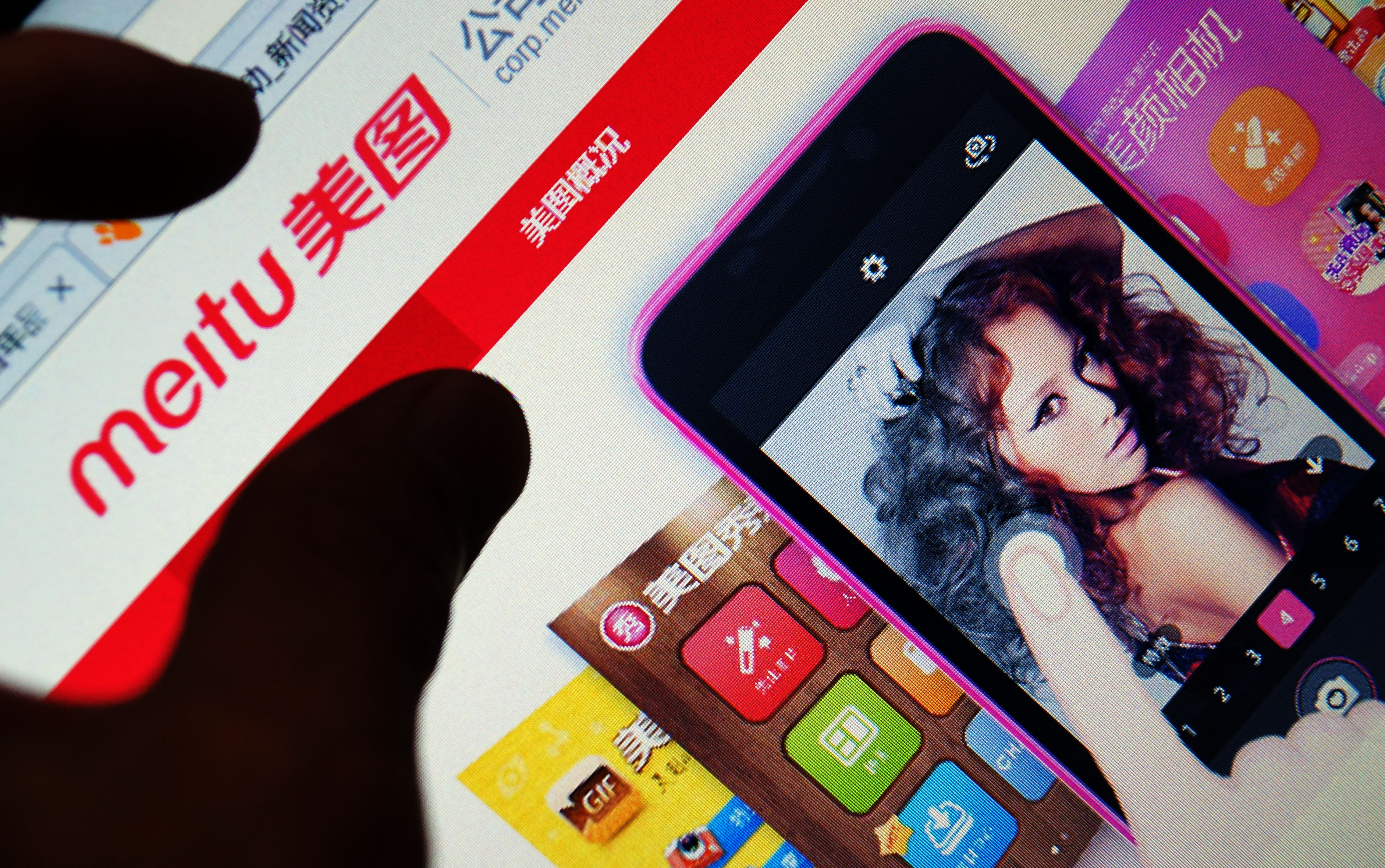 手機上充斥各種修圖軟體和美圖網站。（東方IC）