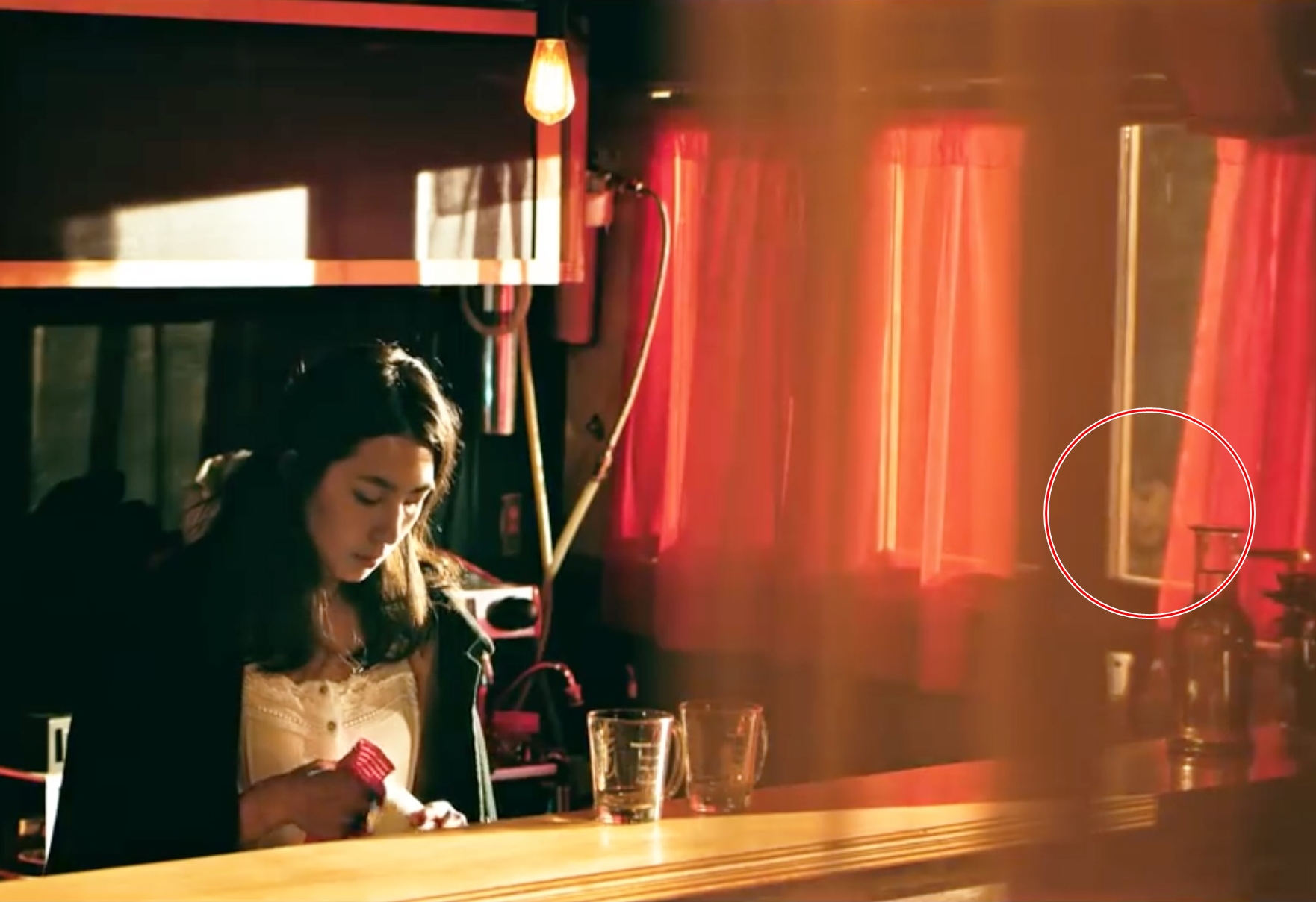 〈愛我你會死〉的MV，被眼尖粉絲指出在1分9秒處有「鬼影」。（混血兒娛樂提供）