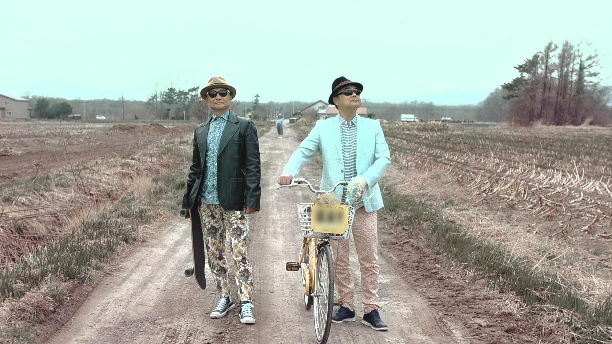 陳昇在北海道拍〈愚人之詩〉MV，拉著弟弟一同入鏡相似度極高。（新樂園製作提供）