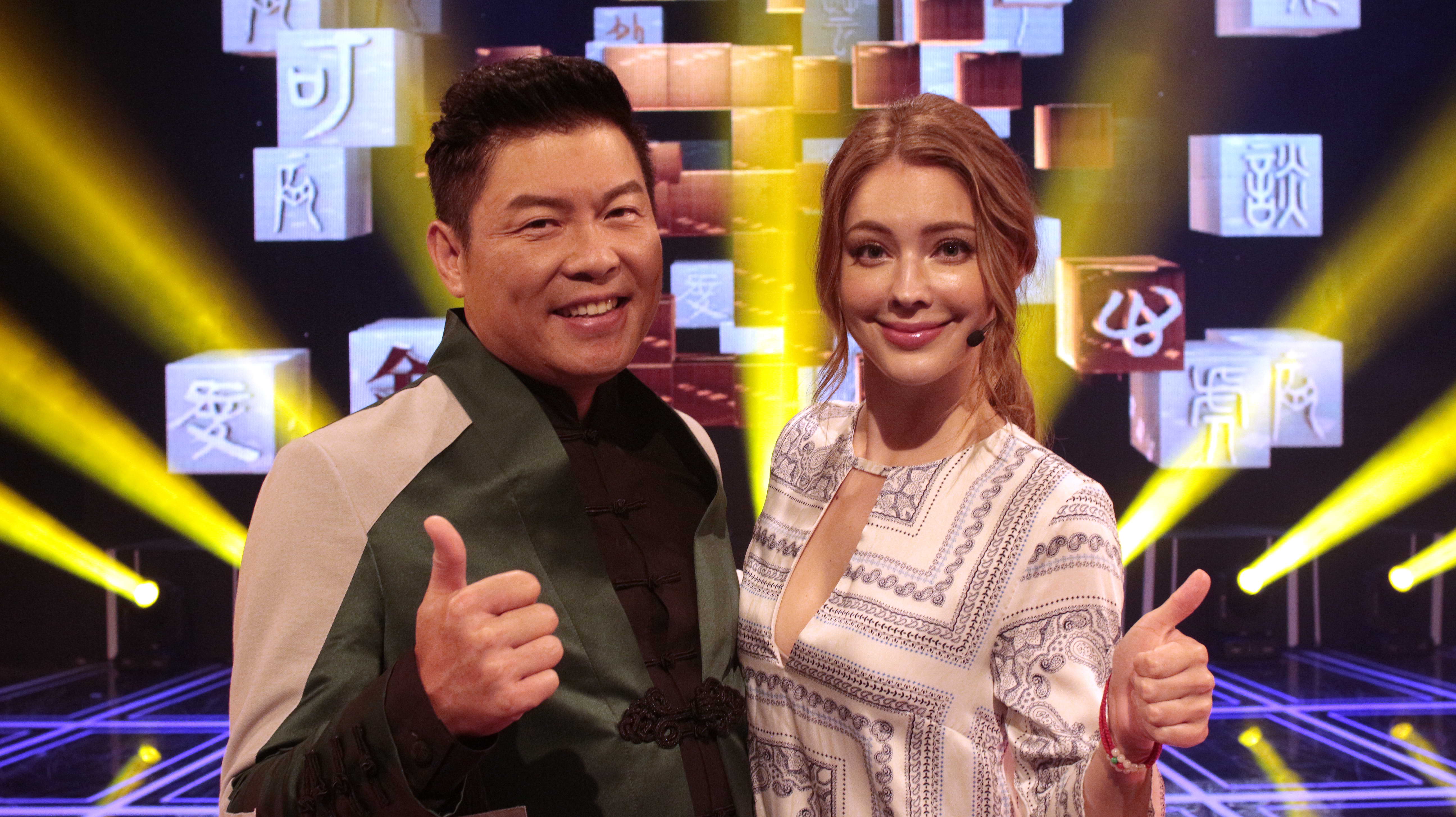 安妮（右）擔任公視《一字千金鬥字風雲榜》嘉賓，主持人曾國城想起第一次2人見面的搞笑場面。（公視提供）