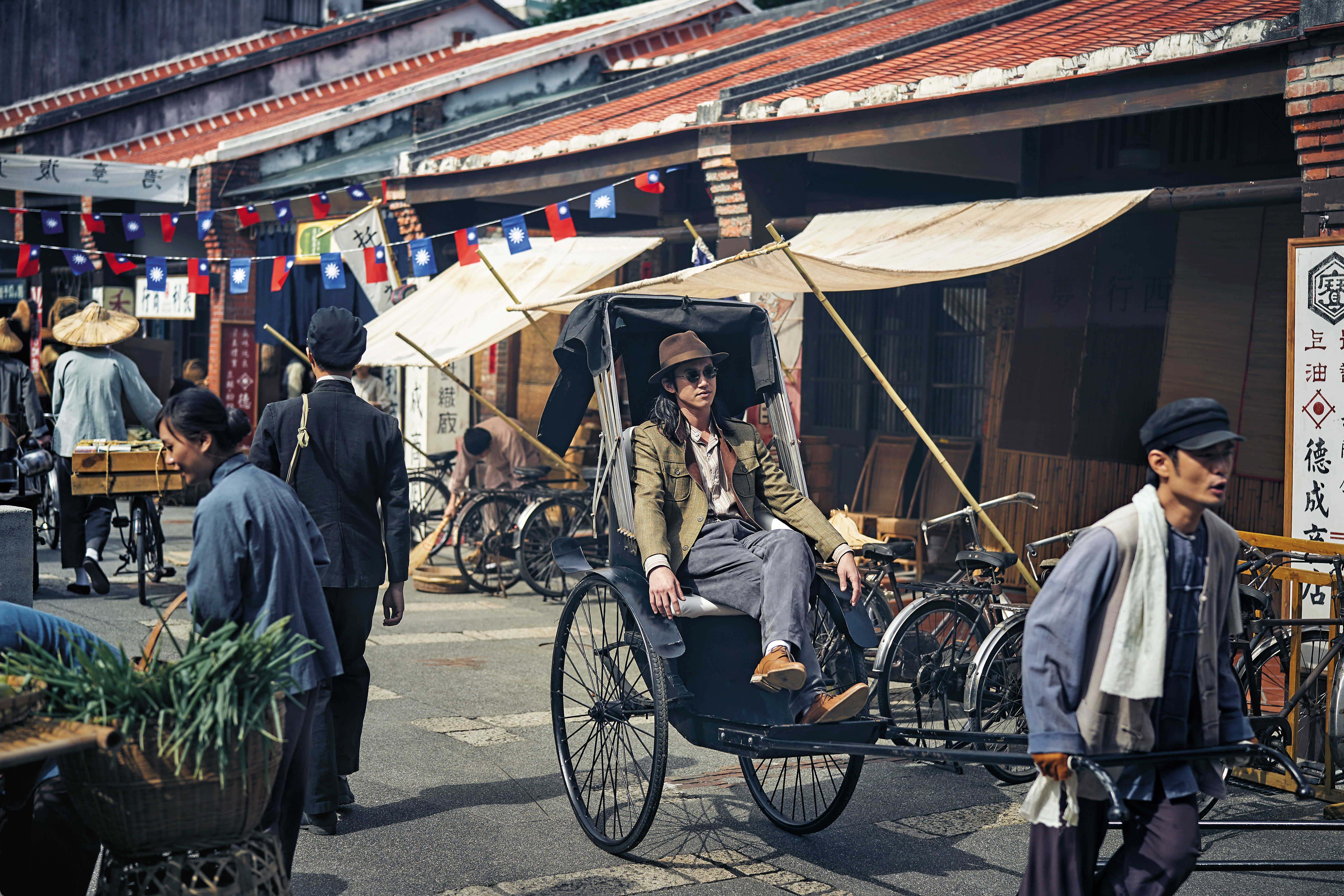 經過考究後的場景及人物穿搭，讓觀眾更能感受以二戰後台灣為背景的時代氛圍。（公視提供）