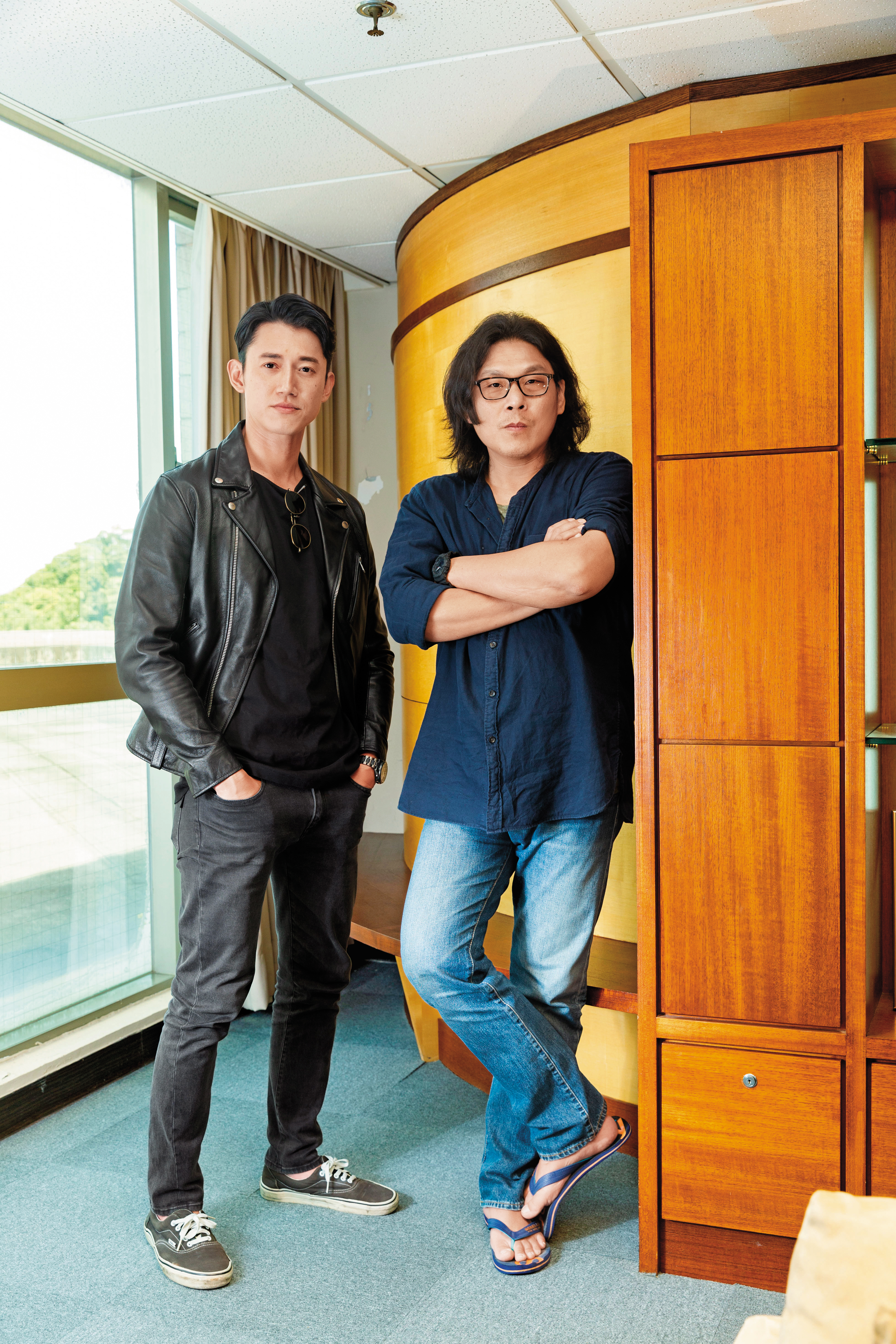 導演許肇任（右）與吳慷仁繼職人劇《出境事務所》後，再度合作時代劇《憤怒的菩薩》。