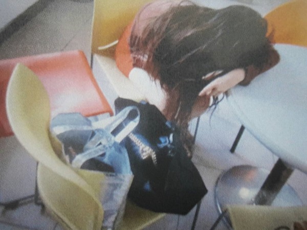 謝姓女子在埔子派出所的休息區呼呼大睡。（警方提供）