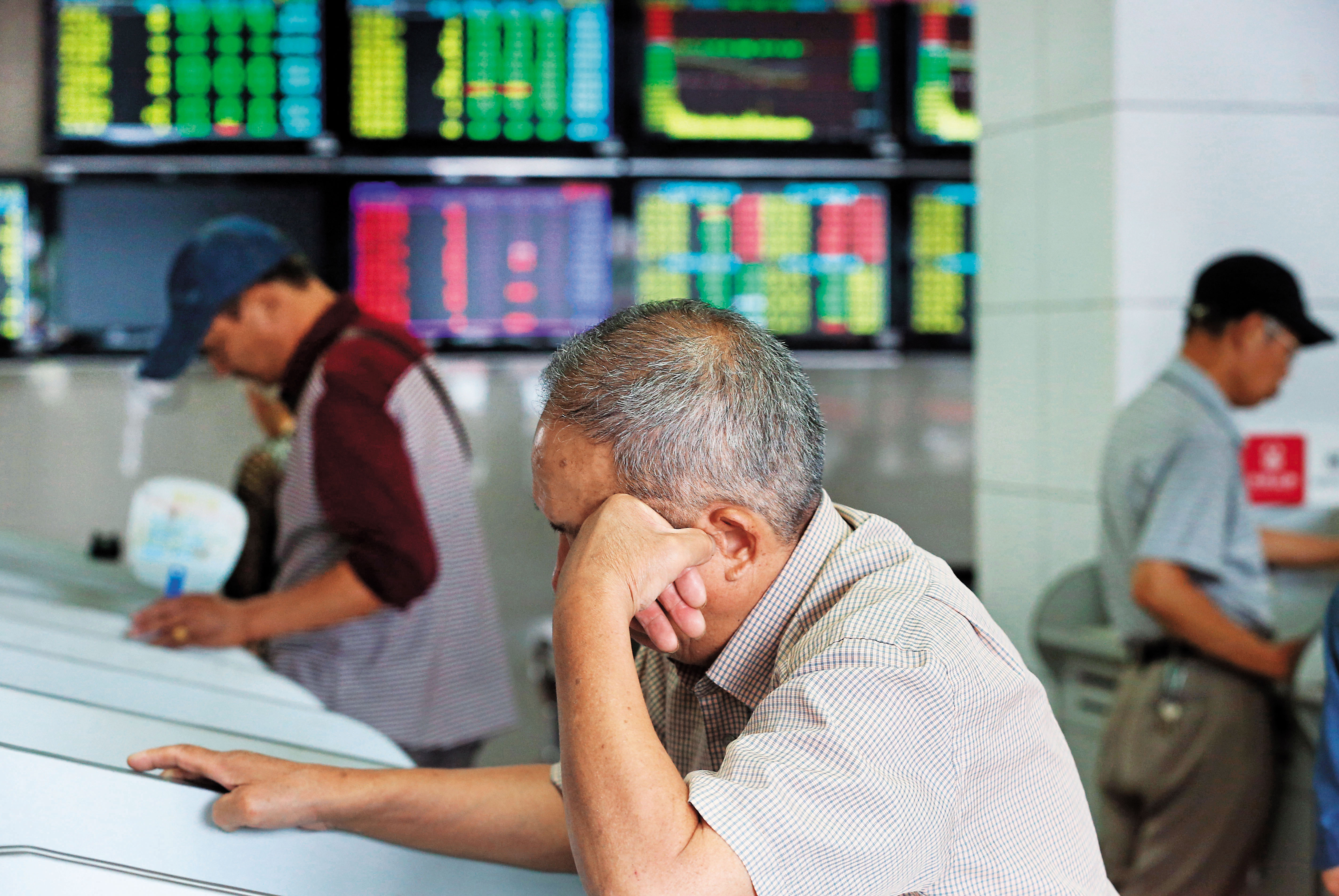 中美貿易戰開打後，中國A股重傷，投資人信心潰散。（東方IC）