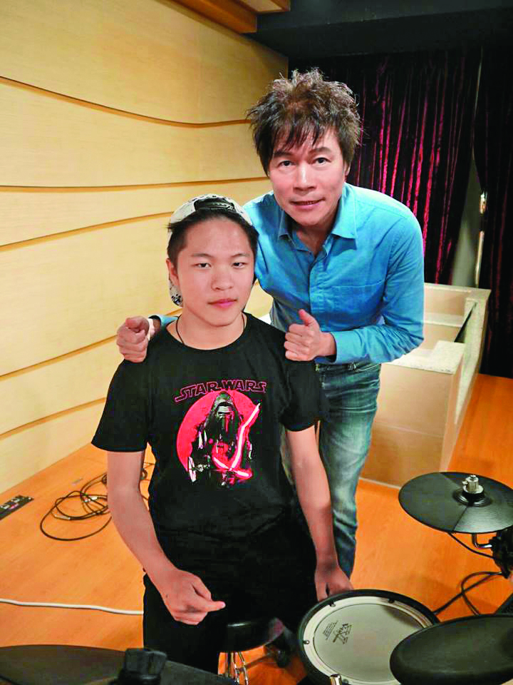 洪榮宏大兒子洪亮（左），遺傳了老爸的音樂基因，申請到美國波士頓伯克利音樂學院。（翻攝自洪榮宏臉書）