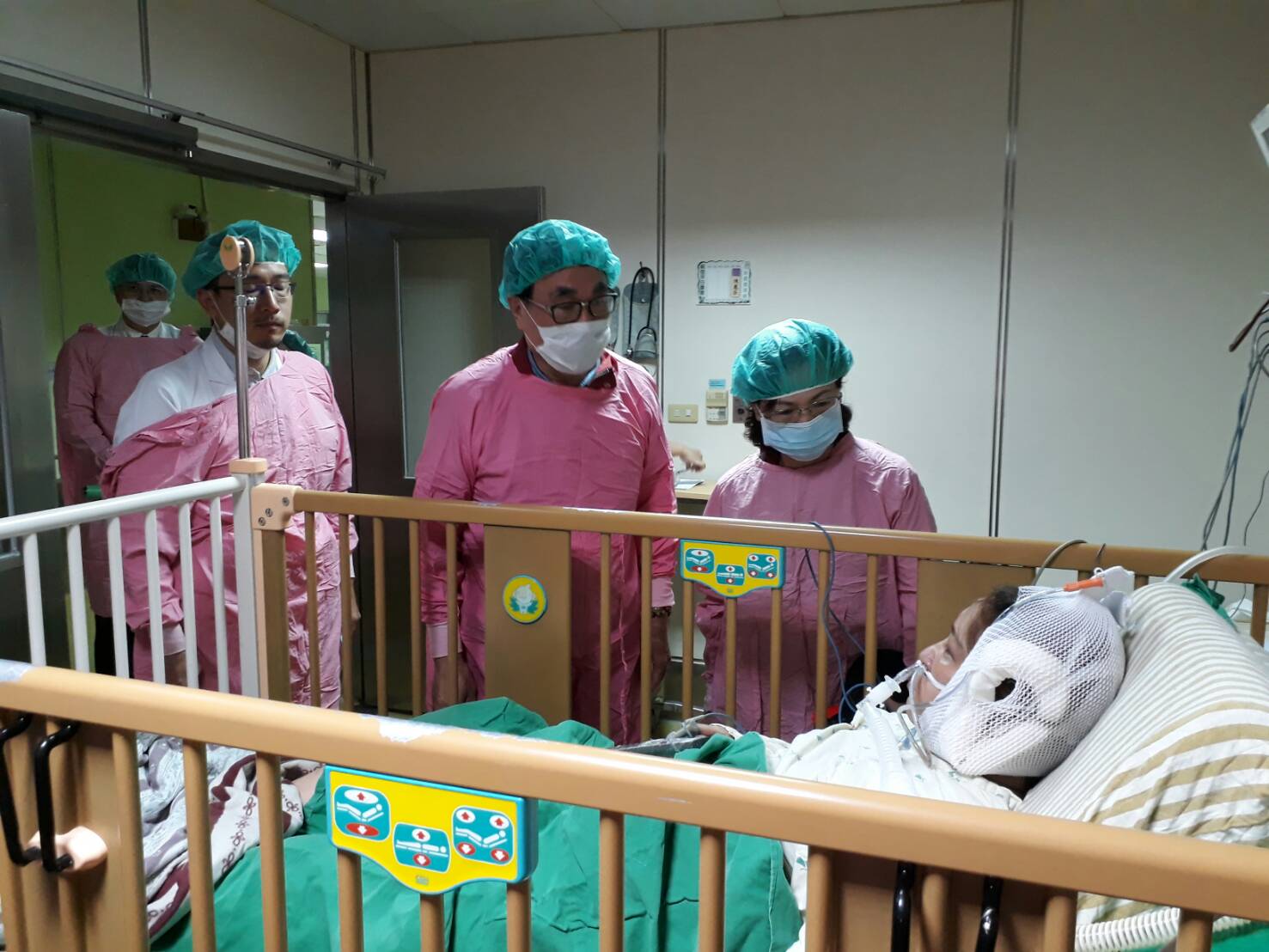 勇救多人的照服員羅秋梅因吸入性嗆傷，暫時無法言語。（翻攝畫面）