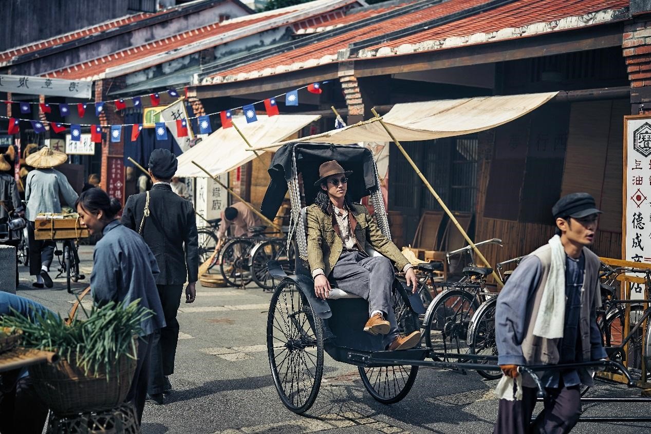經過考究後的場景及人物穿搭，讓觀眾更能感受以二戰後台灣為背景的時代氛圍。（公視提供）