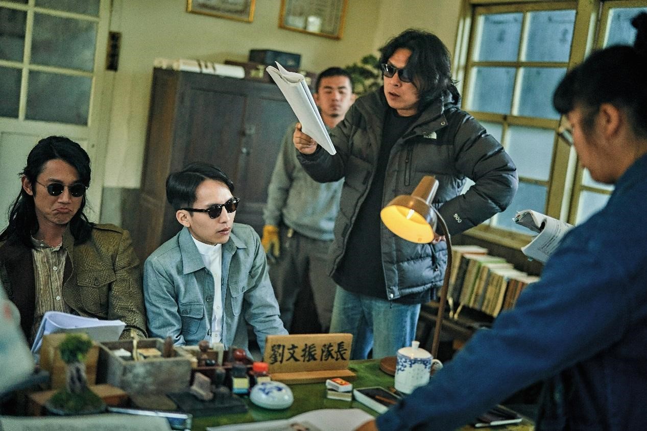 導演許肇任（右二）運用演員特色，在有限時間下讓吳慷仁（左一）、巫建和（左二）充分發揮演技。（公視提供）