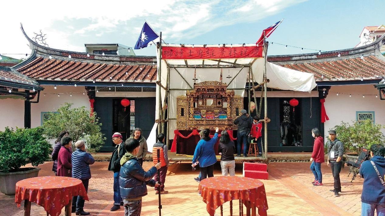 劇組於霧峰林家花園取景，劇中搭台演出《三國演義》布袋戲。（公視提供）