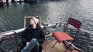 盧凱彤的遺照 , 是去年與太太余靜萍同遊巴黎時由余靜萍拍攝的照片 。(翻攝自網路)