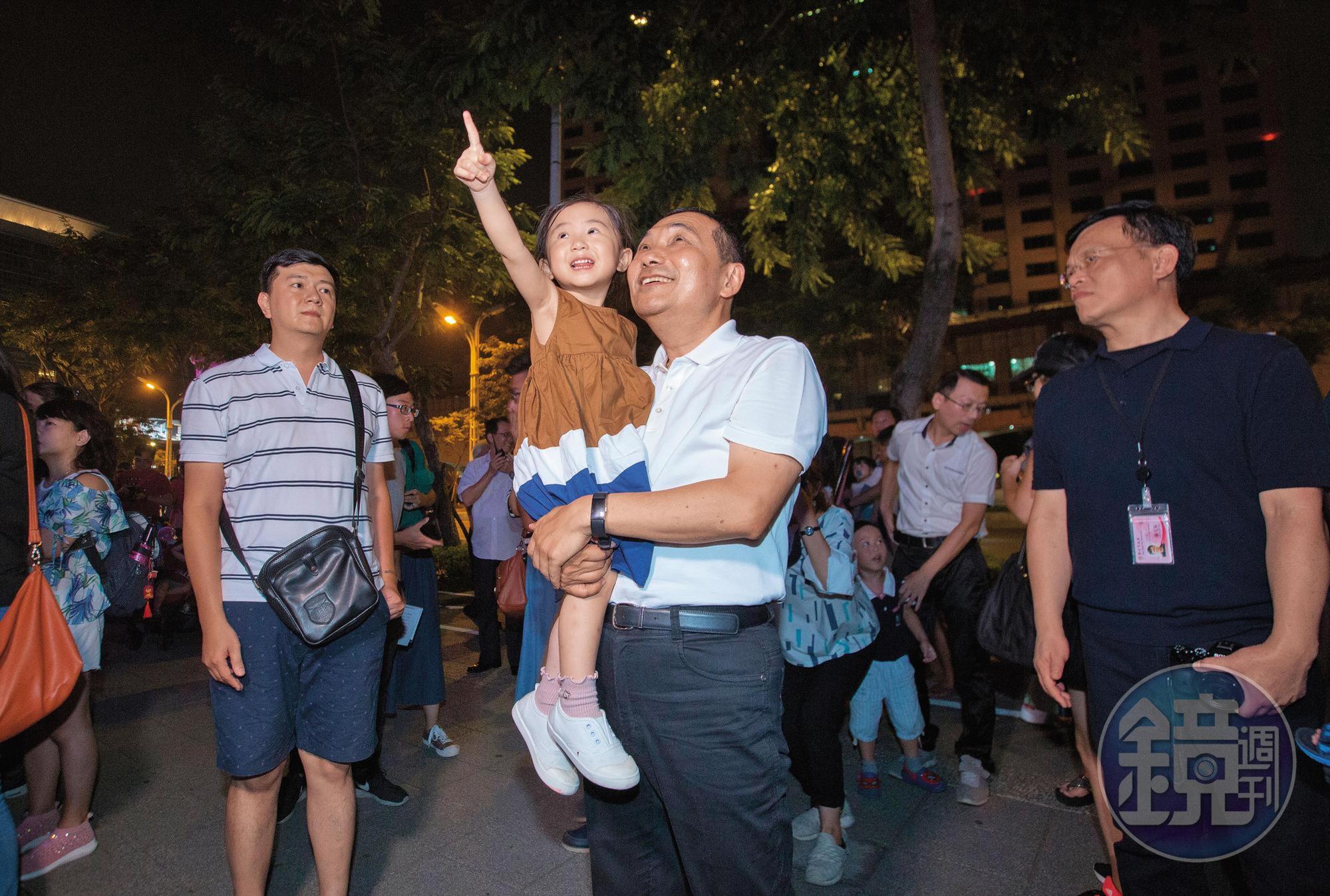 當選後,侯友宜最想解決年輕夫婦托育托老壓力,包括增加公托、與私托合作、社區托育以及企業托育。